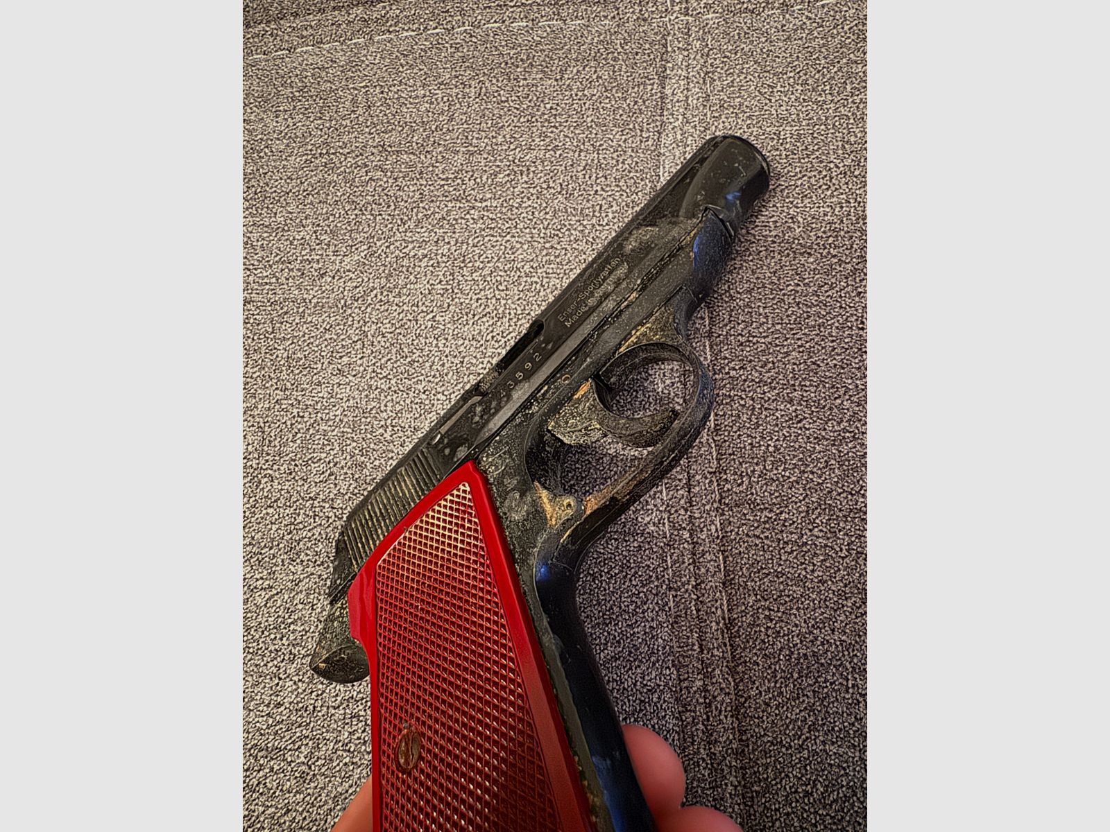 Schreckschusspistole IWG Mod. P 900 (9mm P.A.K.) – mit Magazin & 50 Schuss Munition (Bastlerobjekt / Gebrauchsspuren)