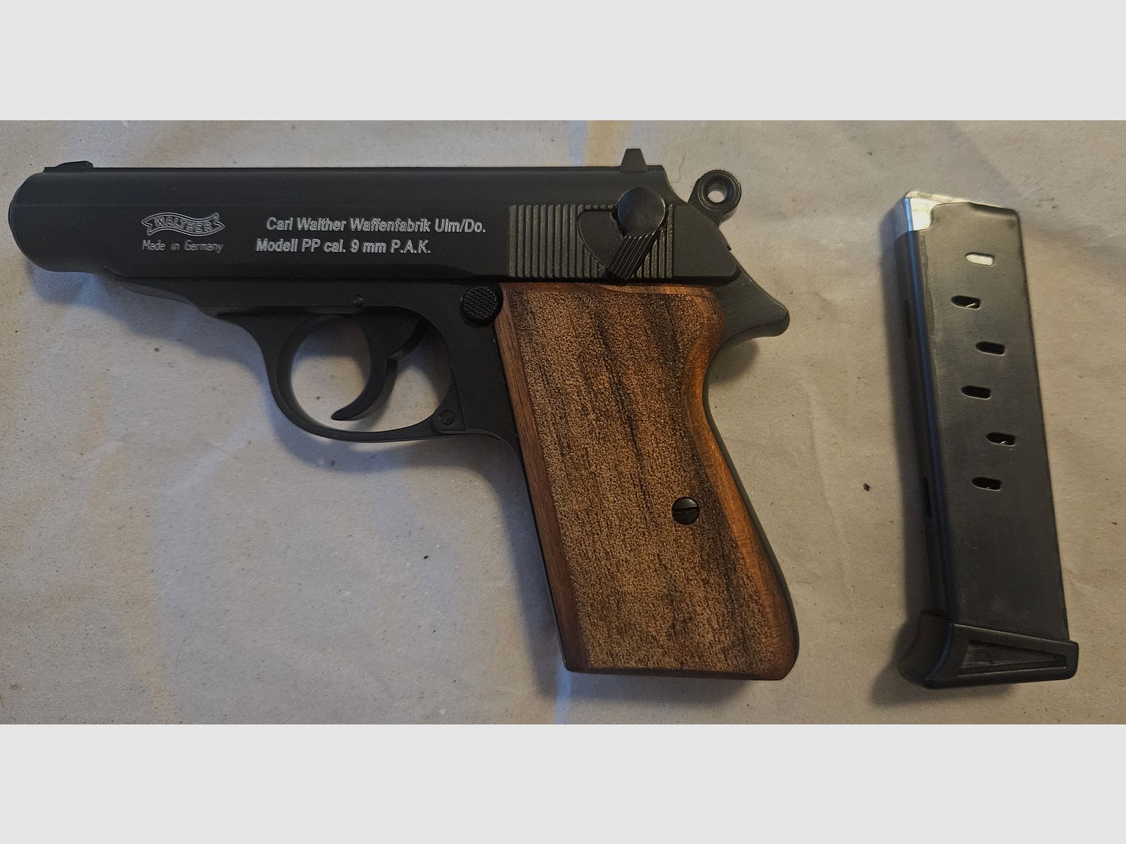Walther PP Schreckschuss Pistole Kal. 9mm P.A.K. schwarz brüniert braune Griffschalen