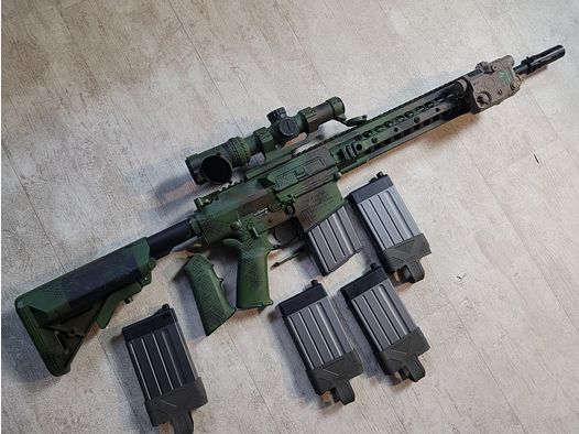 VFC SR25 ECC inkl. Firefield Shortdot, 4 Ersatzmagazinen mit Magpuls (Original) und AN/PEQ 15 Dummybox.