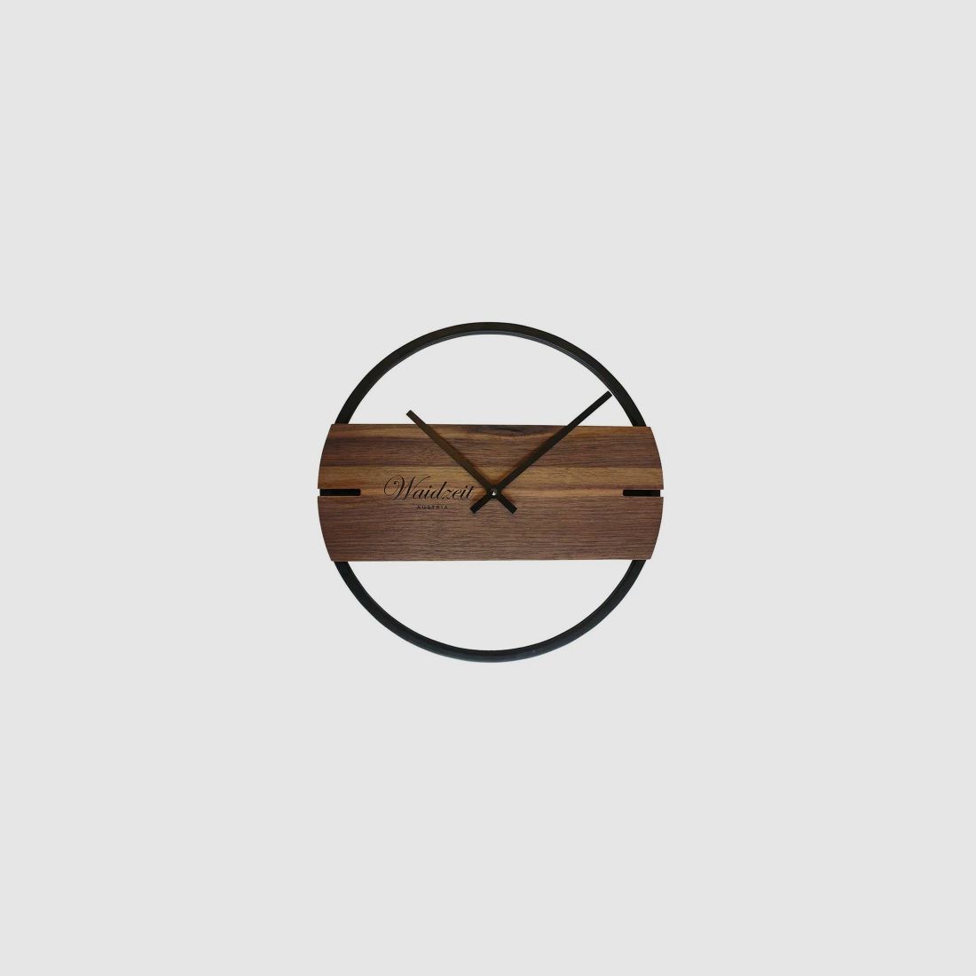 Orologio da parete Novum in legno di noce