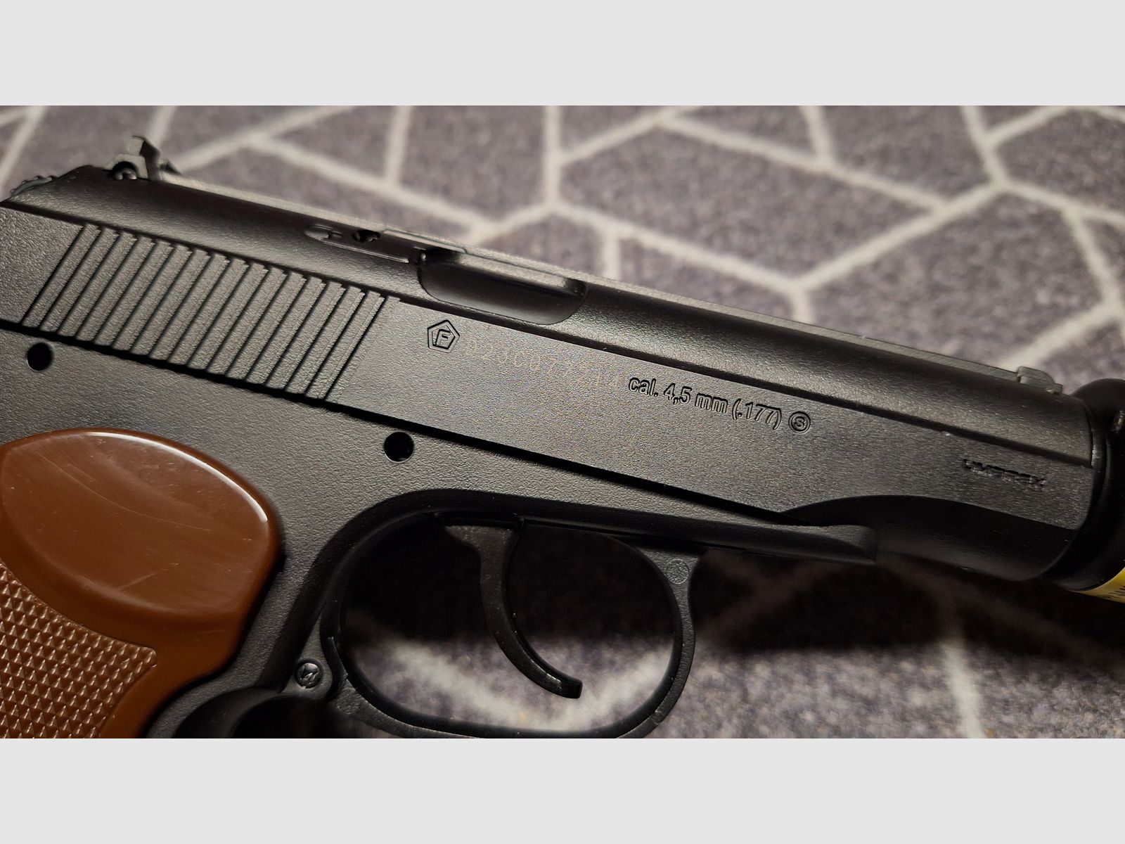 Umarex Legends PM KGB - Co2-Pistole 4,5 mm Stahl BB