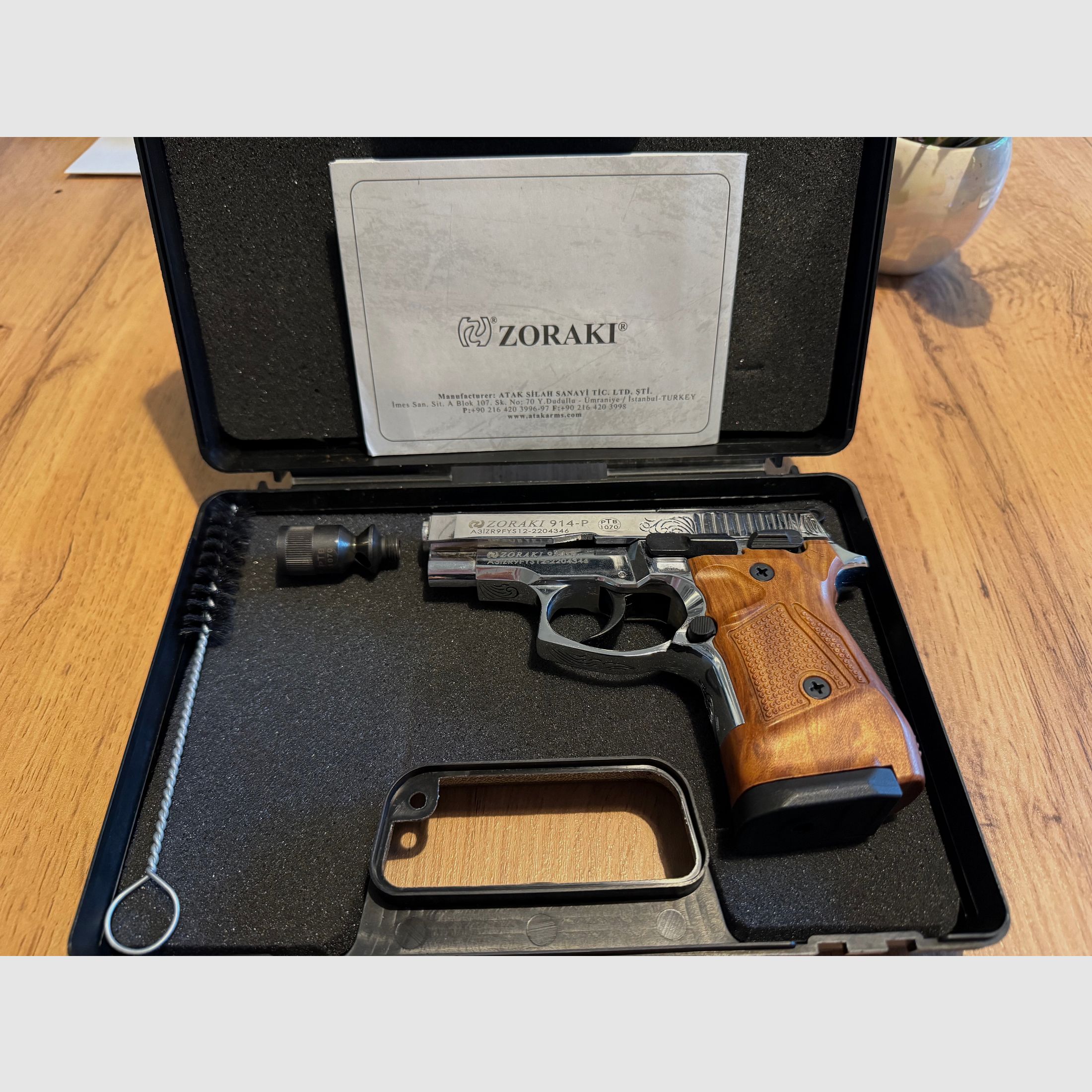 Zoraki 914 Pistolet alarmowy kal. 9mm P.A.K. chromowany, grawerowany.