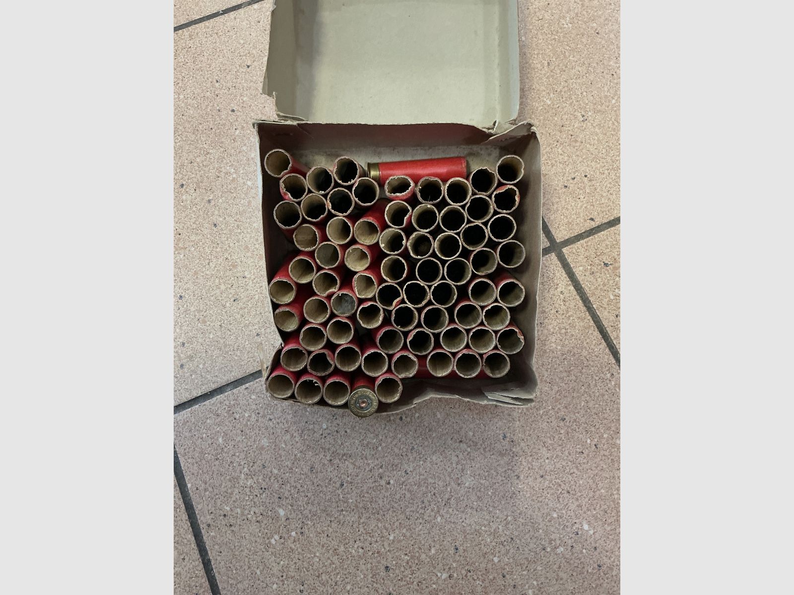 Étuis en carton cal. 28 tirés, image 1 sur 3