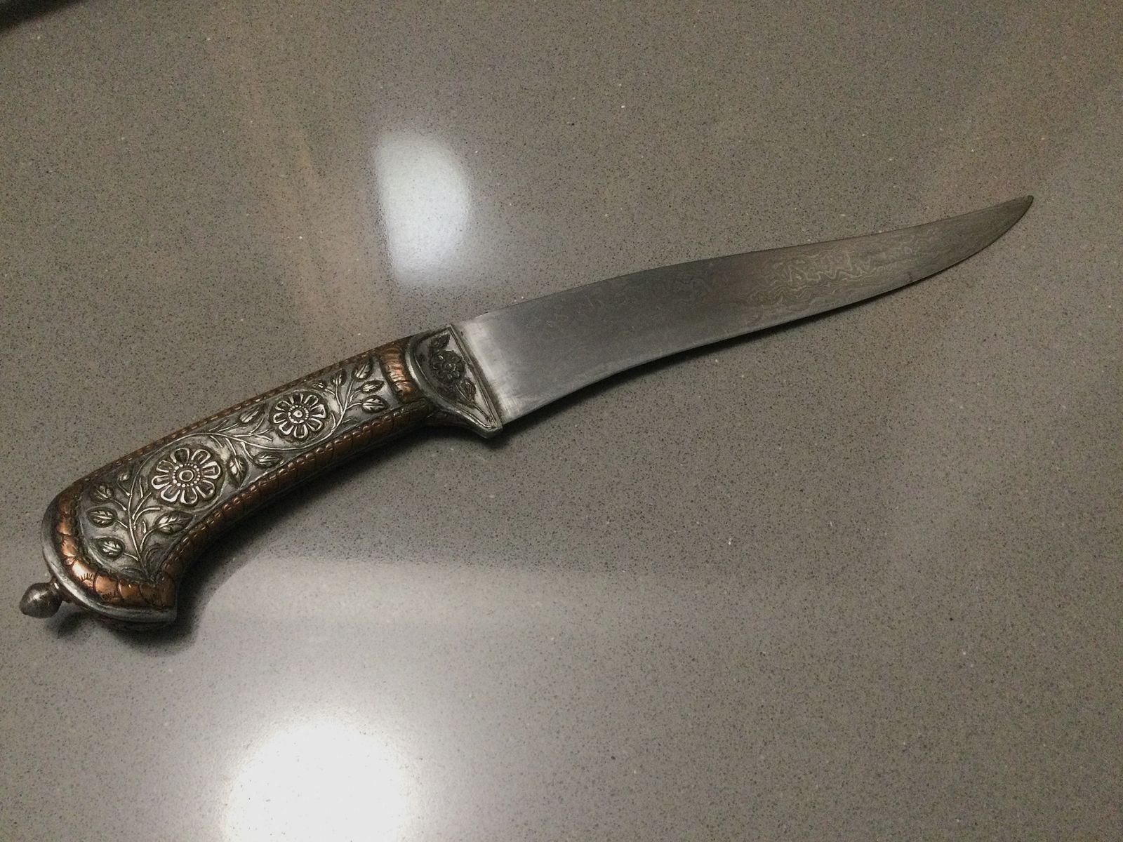 Hermoso cuchillo antiguo, daga, antigüedad, hoja de Damasco