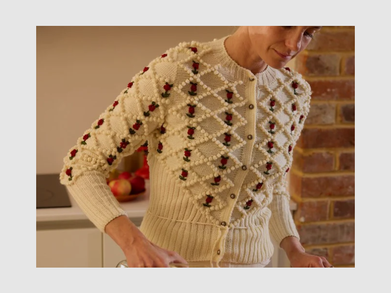 Michaela Buerger Karla Cardigan en Laine Mérinos Tricoté à la Main — Blanc Crème, image 1 sur 5