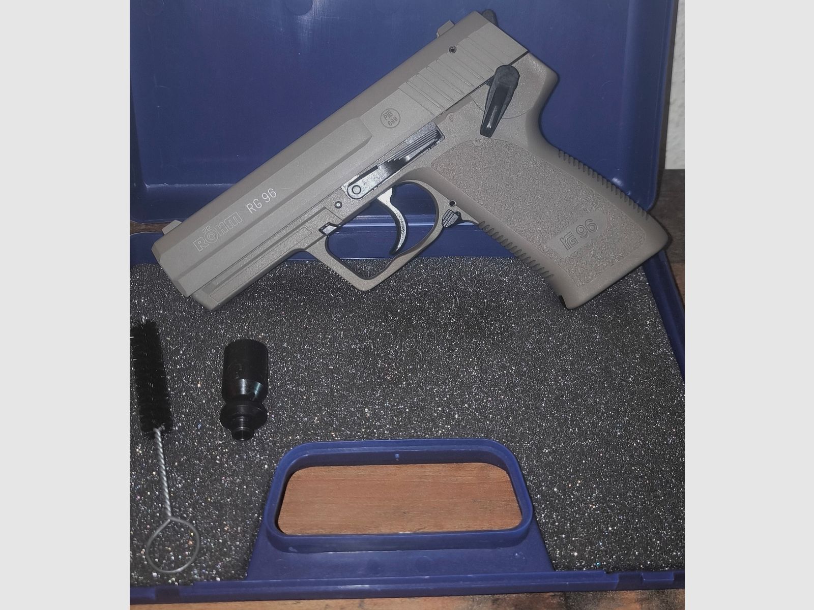 SRS-Waffe, Röhm RG96 in Icon Grey, Kaliber 9mmPAK & Röhm Koffer