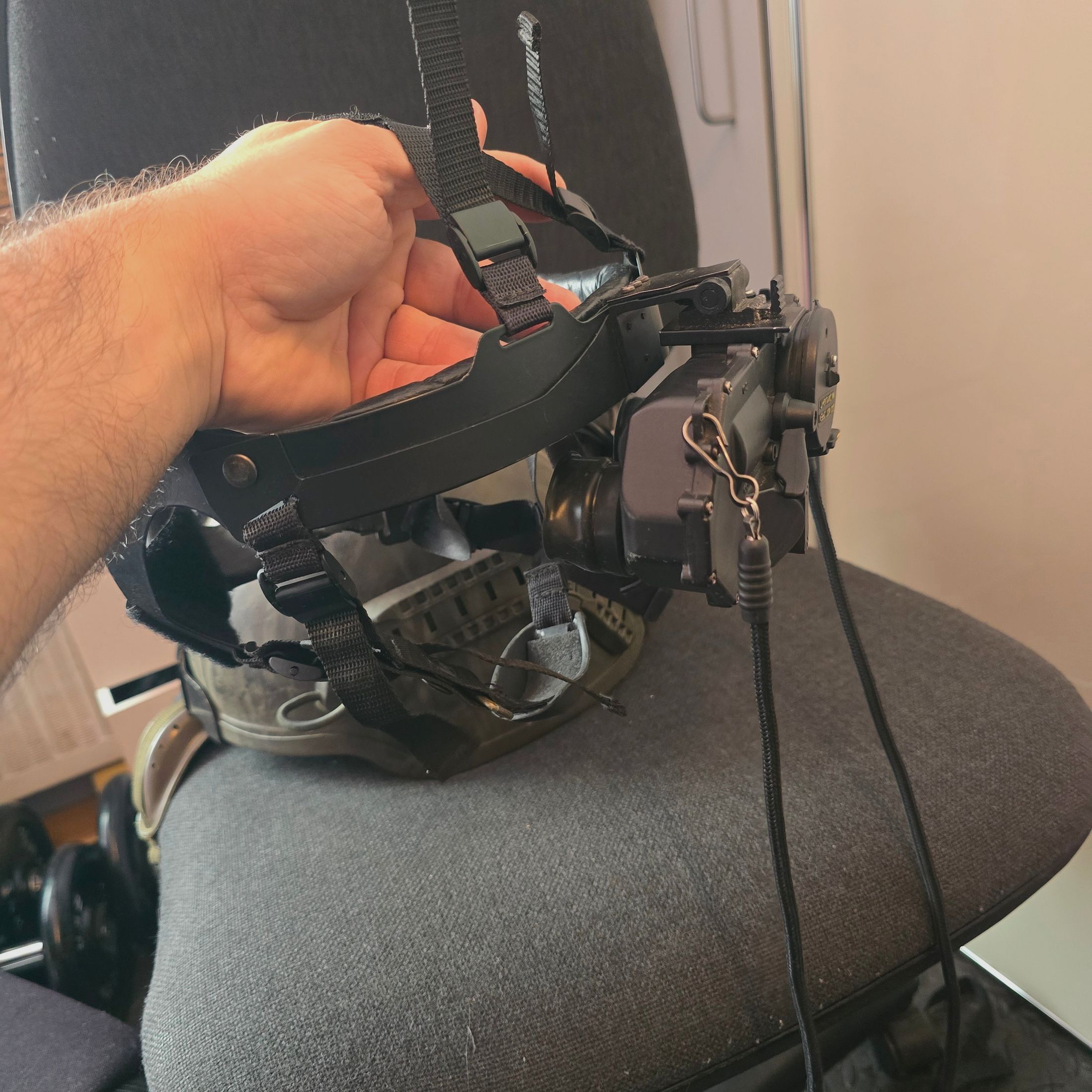 Night vision device with residual light amplifier, with helmet mount and carrying cap, so for wearing without a helmet