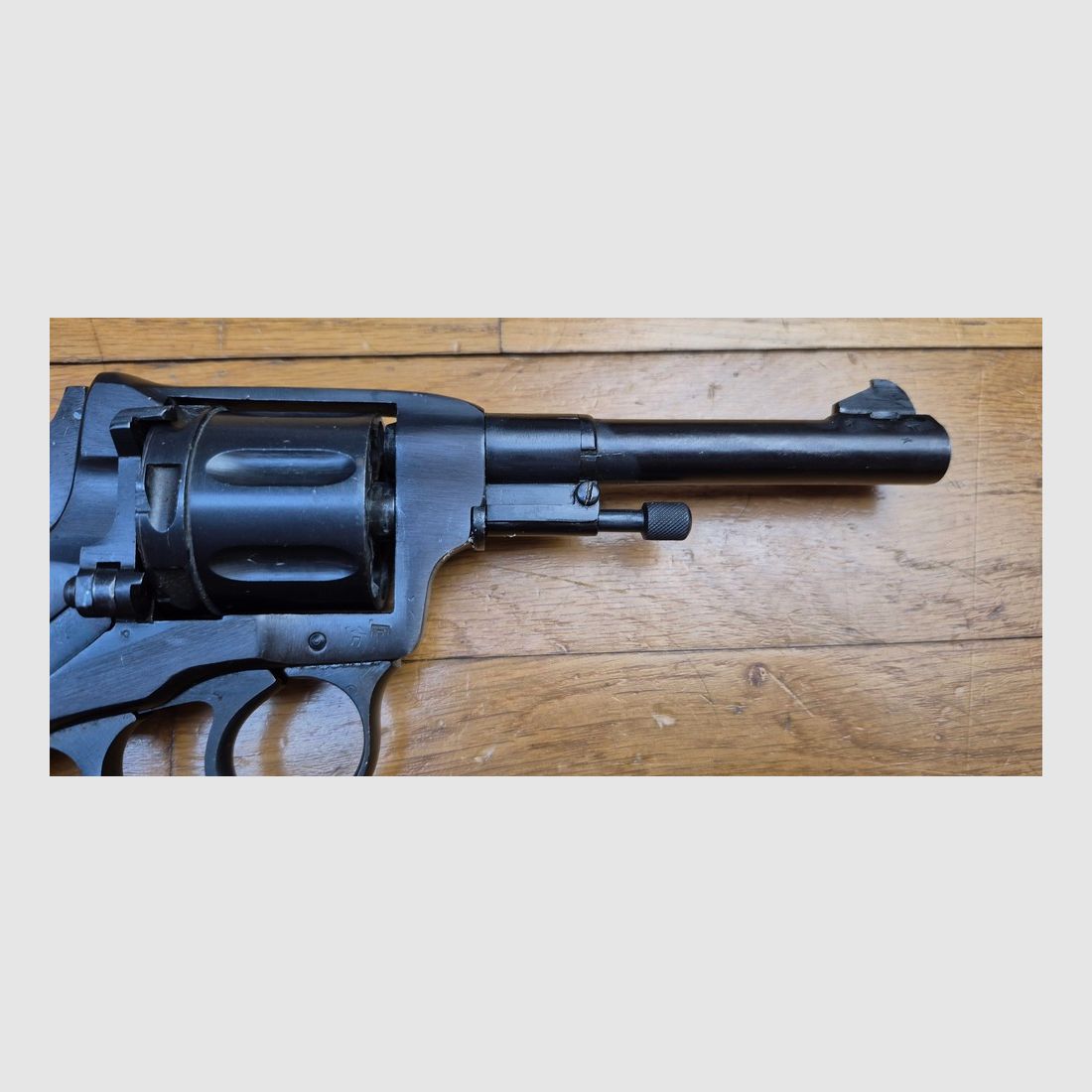 Beautiful Russian Revolver Model 1895 known as Nagant – Tula Arsenal – Single-number weapon from 1941 – Caliber 7.62 Nagant – Very nice mechanics – Beautiful bluing – Good barrel – Soviet case in the model with its cleaning rod – Weapon in BE+/TBE, image 22 of 31