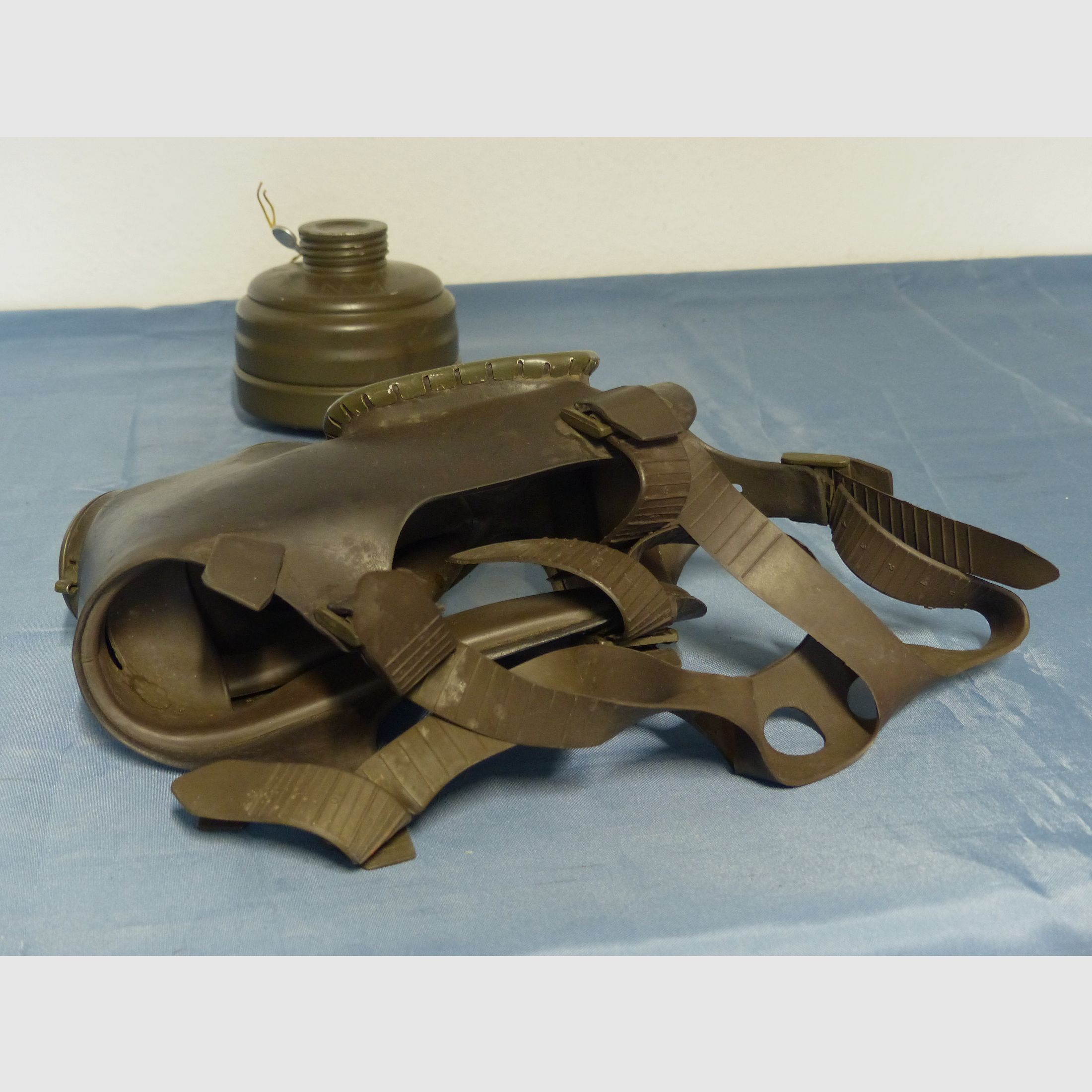 Original Bundeswehr Gasmaske Atemschutz M 65 ABC mit Filter 70er