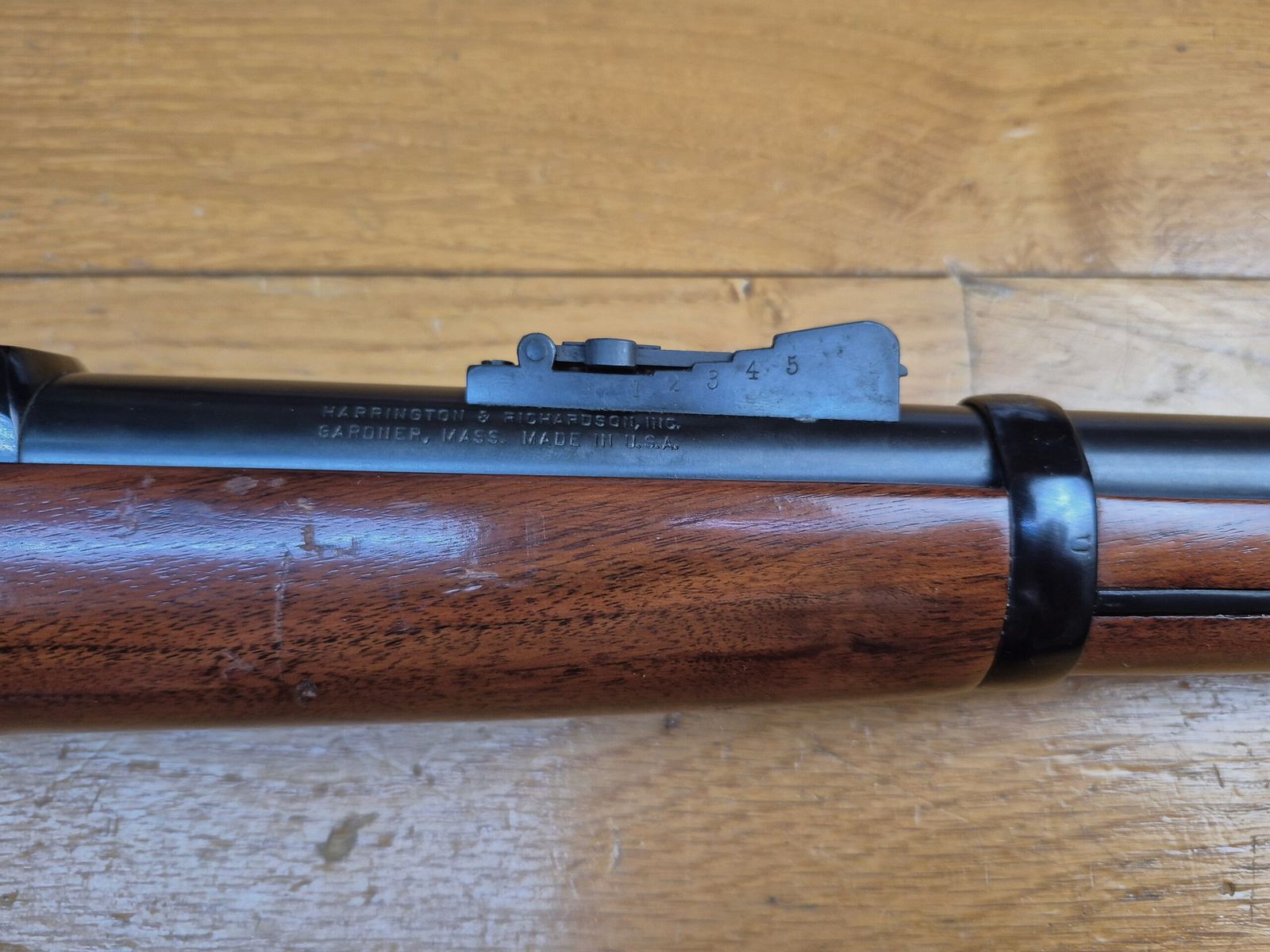 Wspaniała karabina Springfield Trapdoor Model 1873 – Model oficerski – Produkcja USA przez Harrington & Richardson – Broń z 1973 roku – Kaliber 45-70 Gvt – Broń z Little Big Horn – Wspaniałe wykończenia – Drewno najwyższej jakości i marmurkowe części metalowe – Mechanika w doskonałym stanie – Nowa lufa 22 cale – TBE+++, zdjęcie 7 z 39