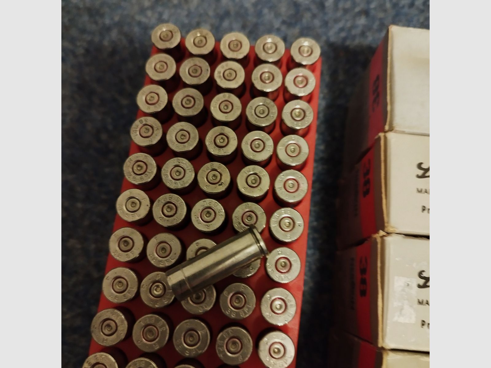 1735 pezzi di bossoli Cal .38 Special già sparati