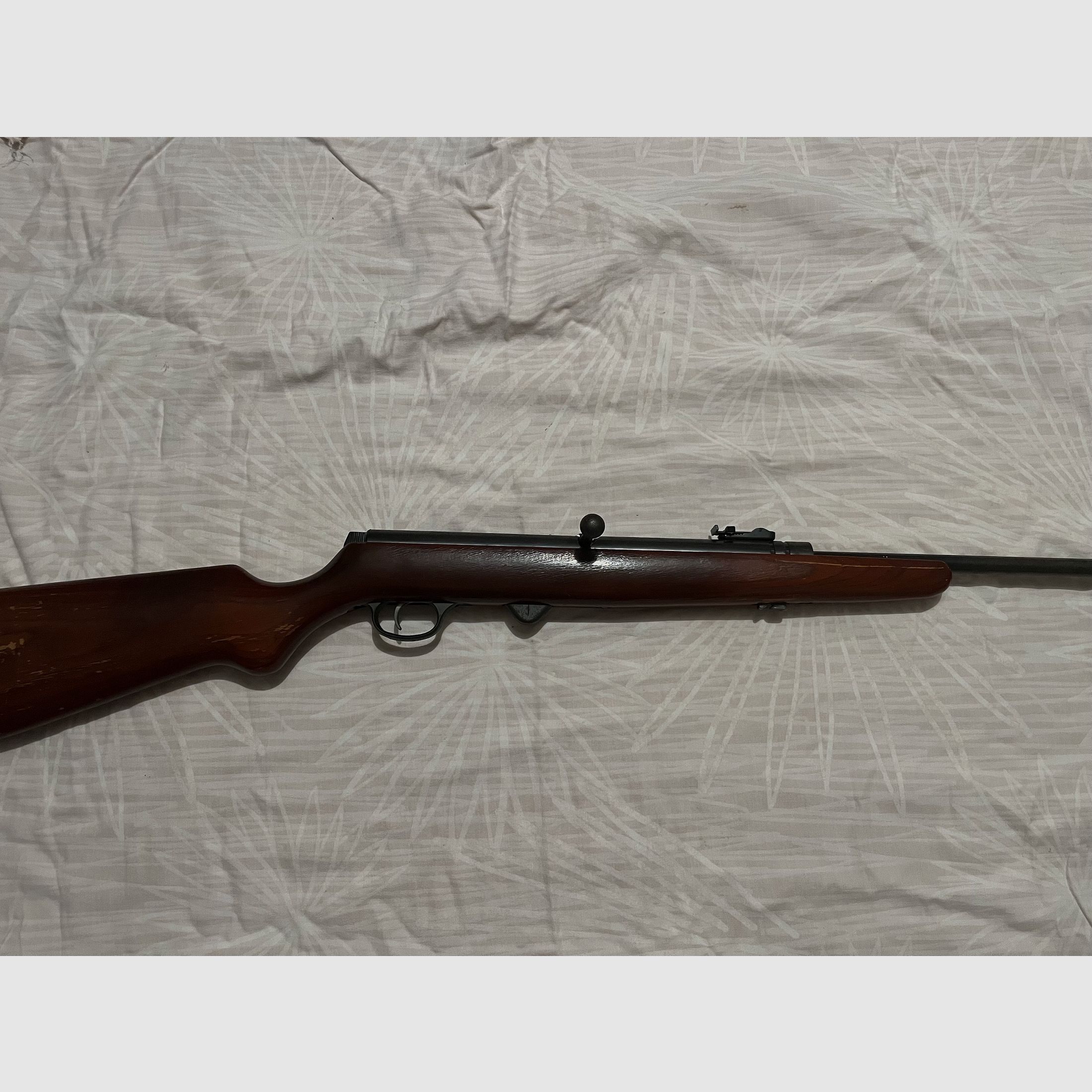 Fünf  Luftgewehre abzugeben. 1 Gewehr Suhl. 1 Gewehr Umarex. 3 Gewehre Lion Brand. Siehe Photo. 
