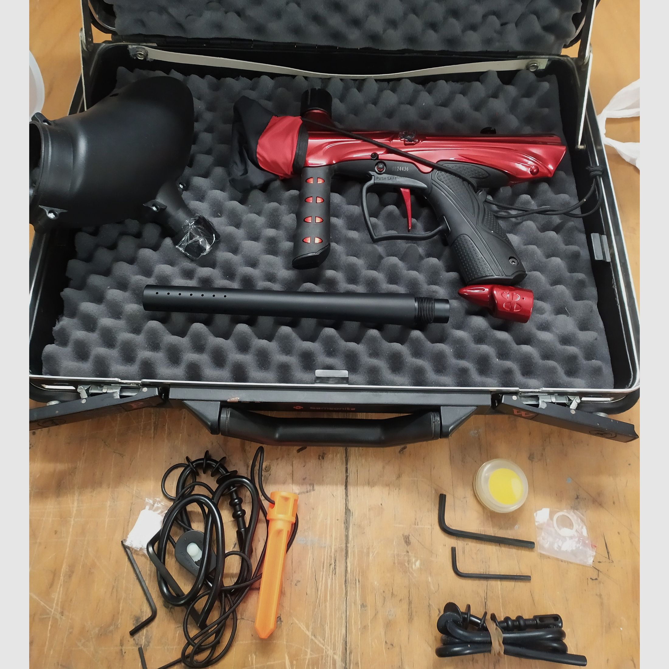 Komplette Paintball Ausrüstung mit 2x Cal.68 Markern & 3x CO2 Tanks