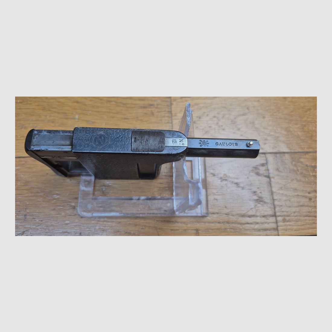Amusant und nicht so häufiger Taschenpistole „Le Gaulois“ – Auch genannt „Die Taschen-Maschinenpistole“ – Modell Nr. 2 – Herstellung ManuFrance um 1895 – Kaliber 8mm Le Gaulois – Waffe mit System ohne Abzug – Selbstladepistole 5 Schuss! – Guter ästhetischer und mechanischer Zustand -TBE, Bild 1 von 10