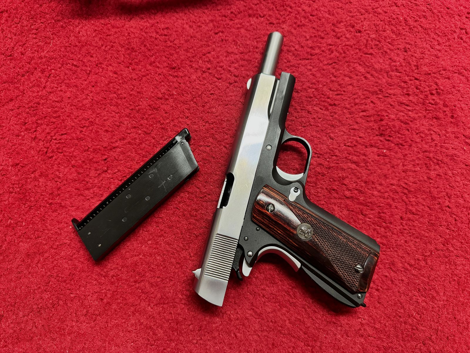 WE Classic 1911 Colt  Custom zwei Farben Version Pachmayr Griffschalen + Koffer