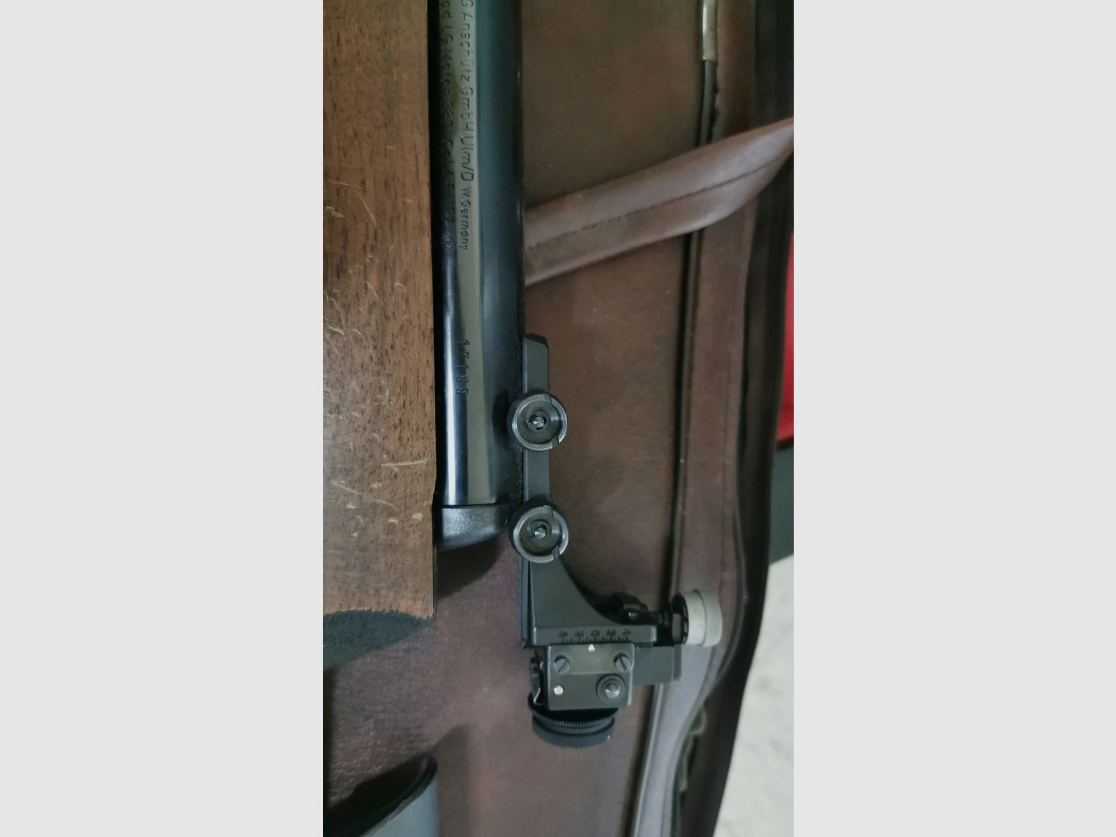 Konvolut Luftdruckwaffen, 1 Gewehr, 2 Luftdruckpistolen