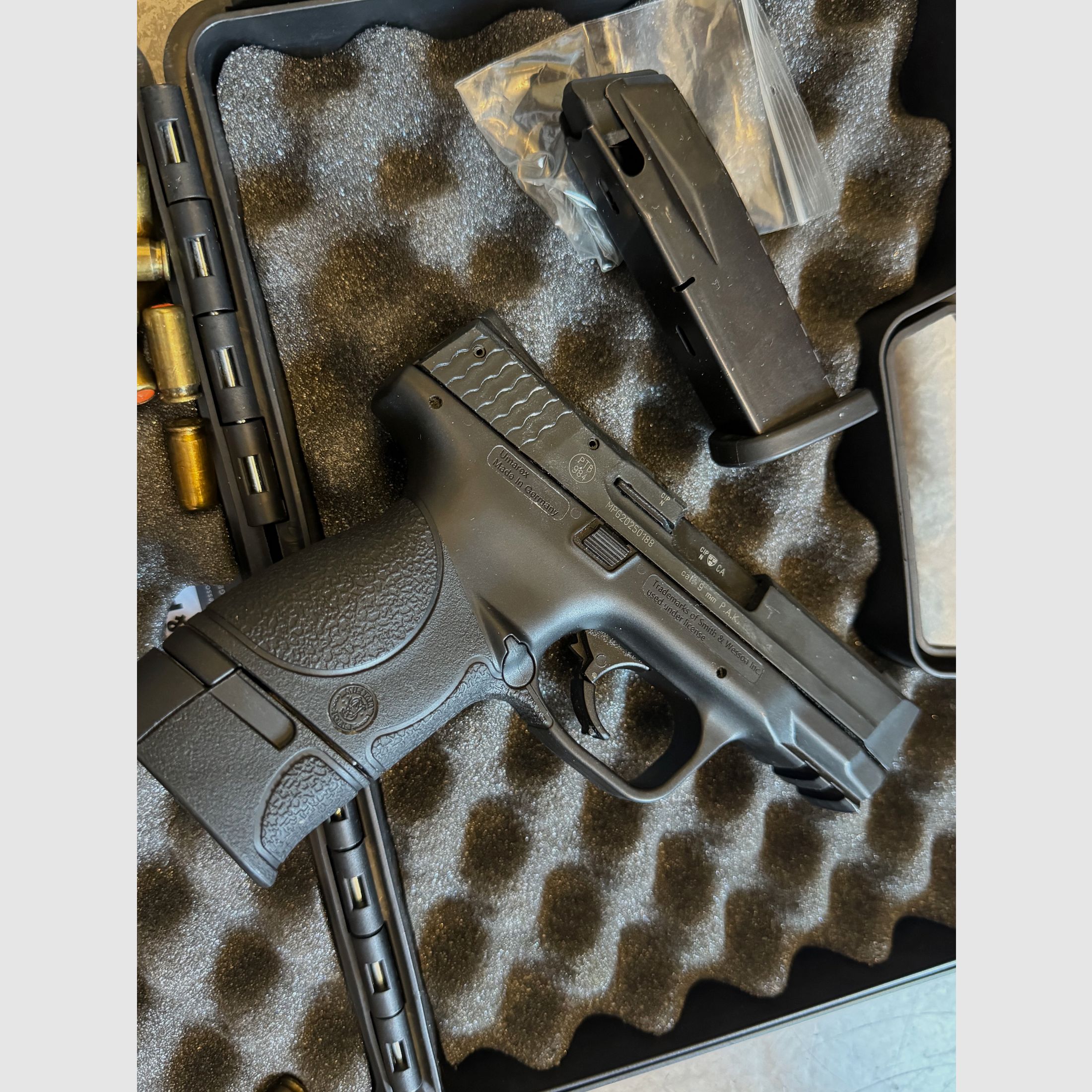 Smith & Wesson M&P 9C pistola a salve cal. 9mm P.A.K. inclusi 2 caricatori