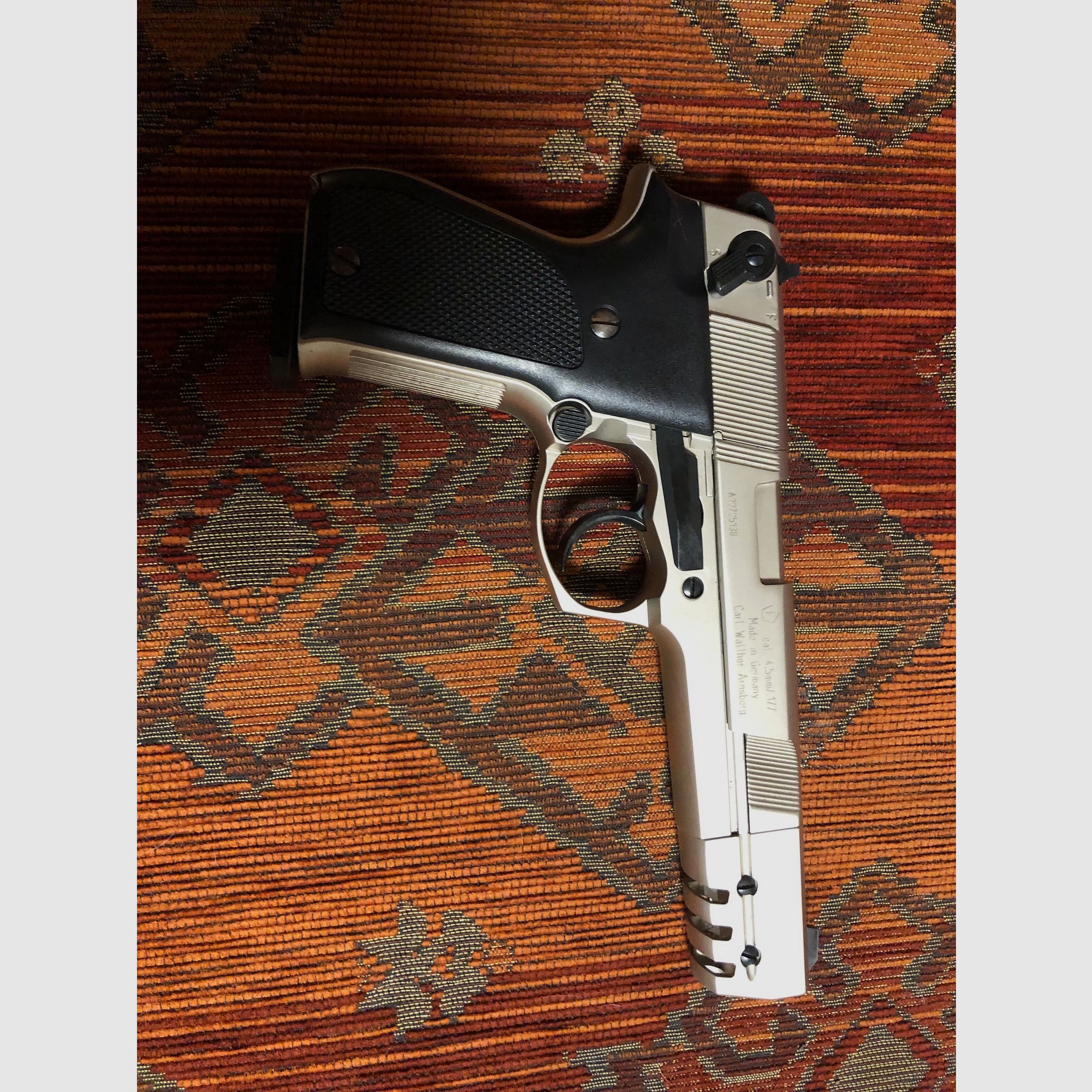 Walther CP88 Competición 6 pulgadas 4,5 mm Diabolo pistola de CO2 con empuñaduras de plástico niqueladas