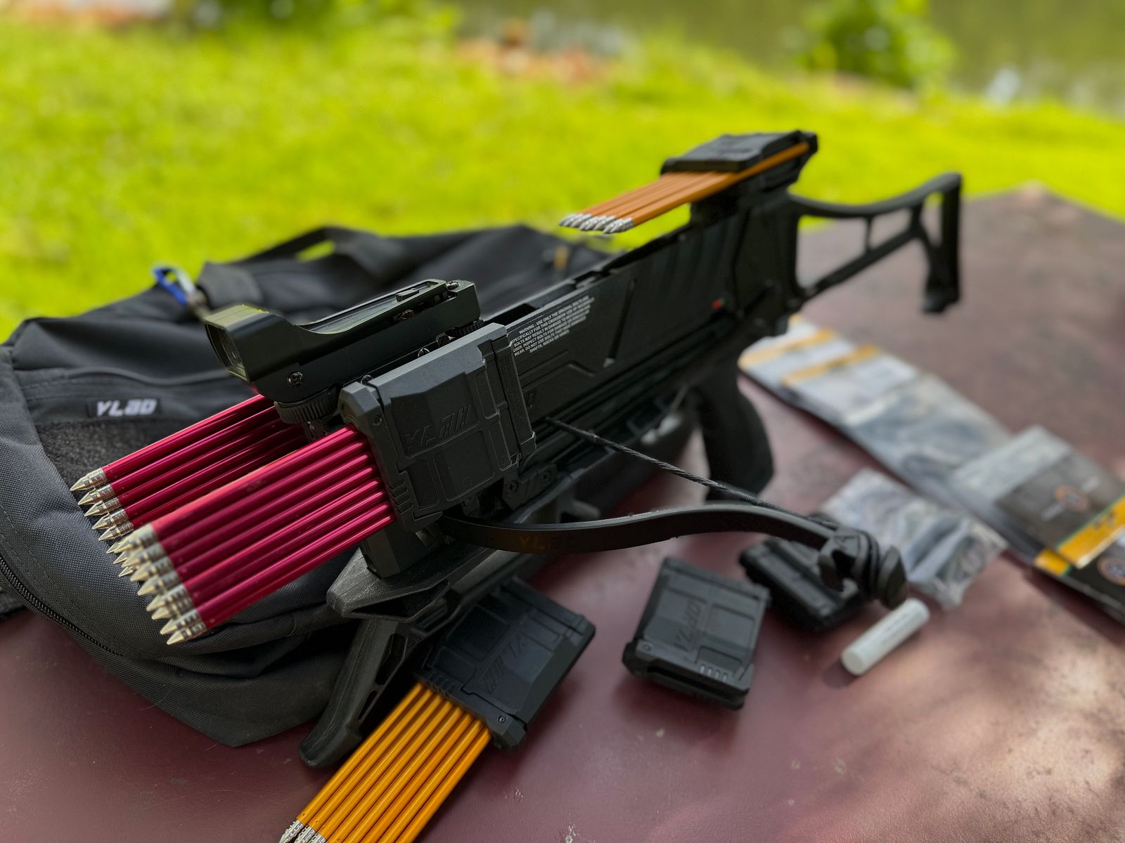 Ultrakomplettpaket EK Archery Vlad Repetierarmbrust mit 8 Schuß Magazin, Tasche, 30, 60 und 90 lbs Bogen, 6 Speadloader, Reddot, Ersatzsehenen, Pfeile usw.