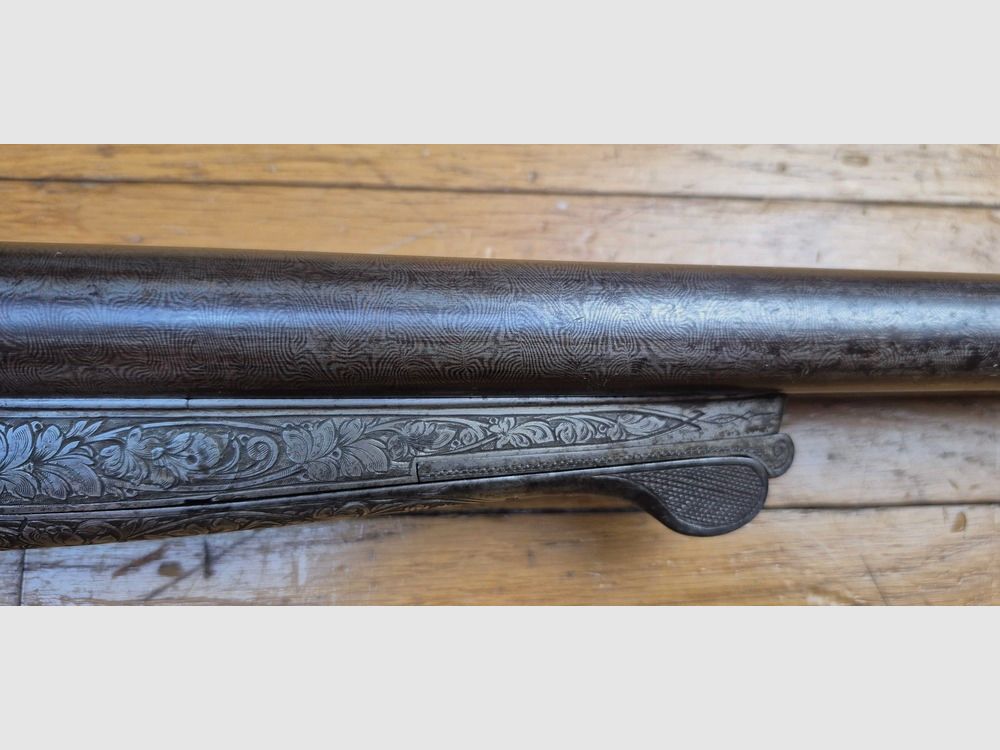 Sehr schönes Seitengewehr – Signiert auf der Laufbande „Maison de l’Inventeur Lefaucheux – 37 rue Vivienne in Paris“ – Wunderschöne Damaschusläufe – Kal. 16 – Brünierung bei 85% – Wunderschöne Gravuren an Beschlägen und Teilen – Alle Schrauben guillochiert – Schaftplatte aus Ebenholz – Sehr schönes rotes Nussbaumholz – Ausgezeichneter mechanischer Zustand – Kein Spiel – Läufe innen noch sehr sauber trotz alter Oxidation – Und ein „ECHTER“ Lefaucheux! – Waffe in TBE insgesamt – TBE, Bild 42 von 47
