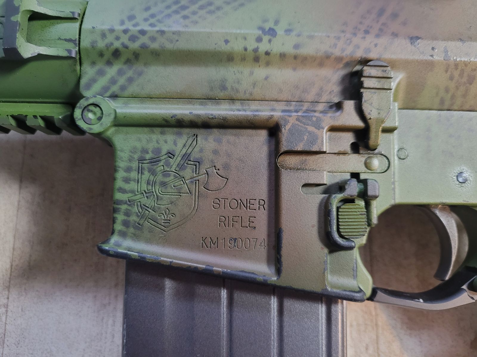 VFC SR25 ECC inkl. Firefield Shortdot, 4 Ersatzmagazinen mit Magpuls (Original) und AN/PEQ 15 Dummybox.