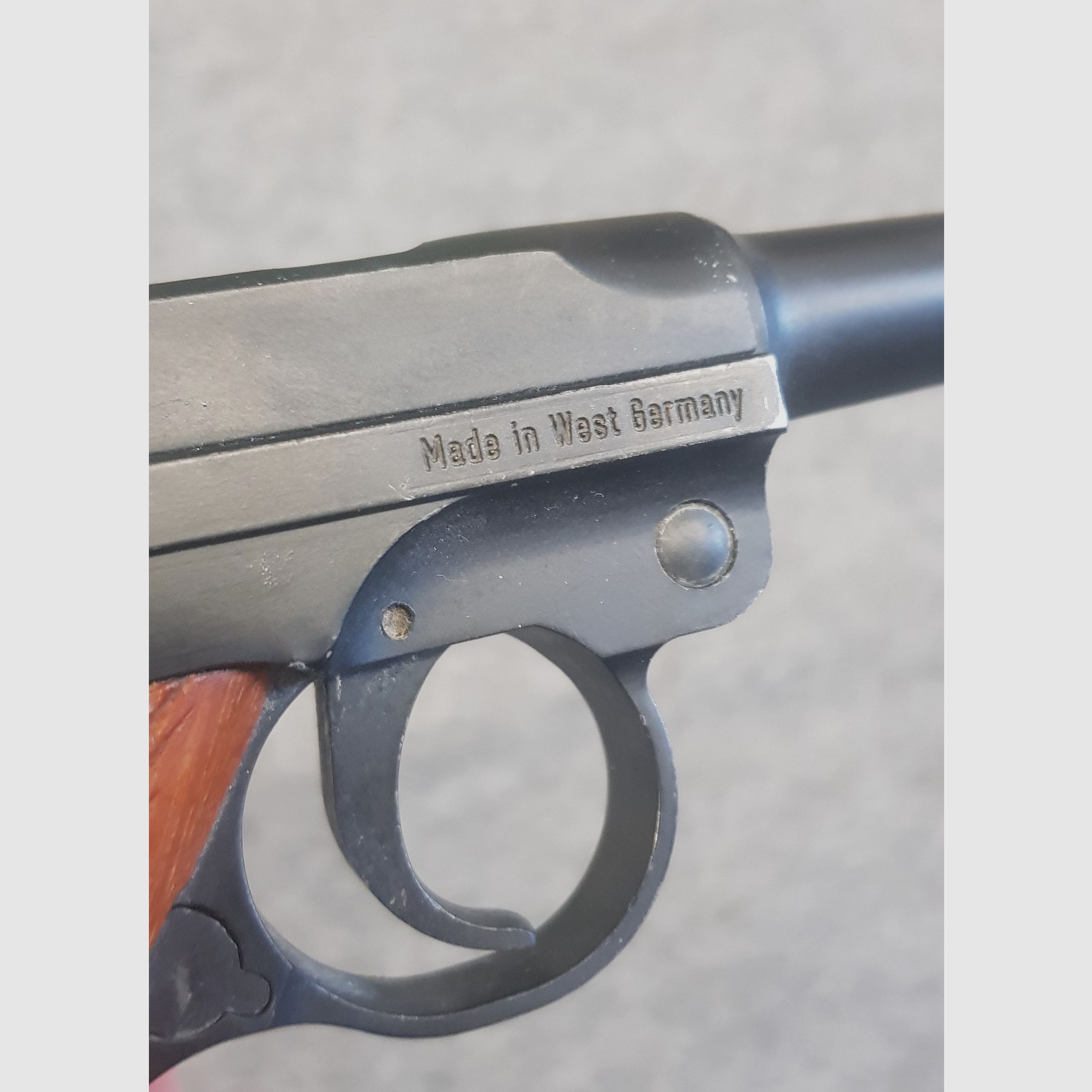 Sehr seltene Pistole PTB 517 Record Mod.  08  Cal. 8mm Knall PAK schwarz brüniert Schreckschuss P08 Holzgriffe