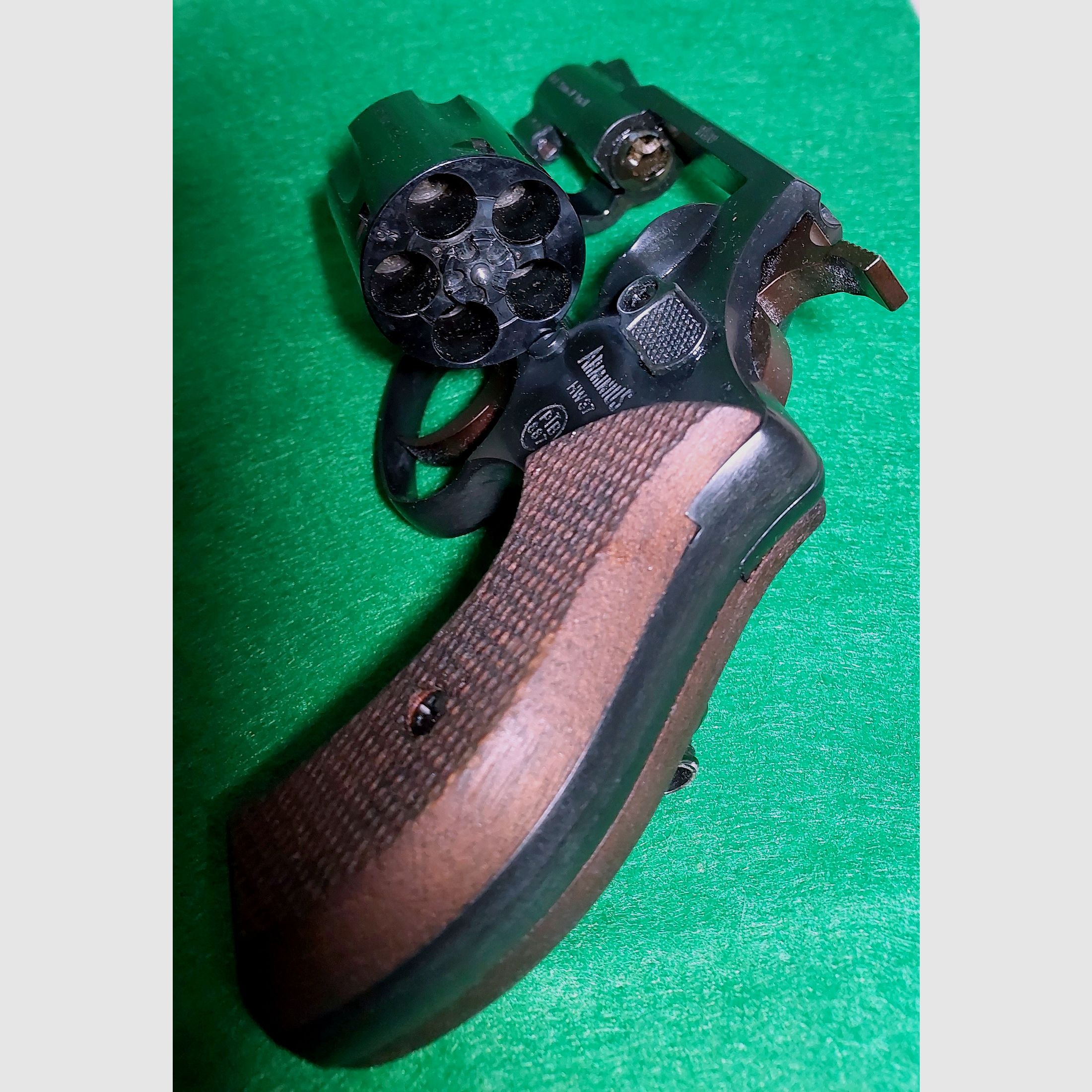 Weihrauch HW37 cal. 9mm R.K. (PTB 887) mit Holzgriffschalen und Lederholster