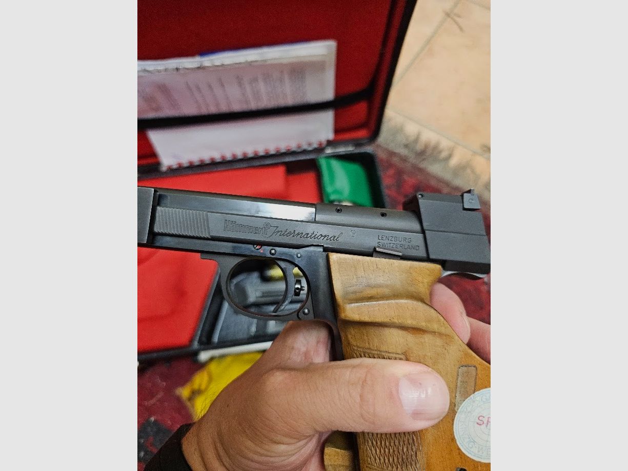 Hämmerli International – High-quality Swiss match pistol in caliber .22 l.r. in very good condition with case and accessories from an estate.
