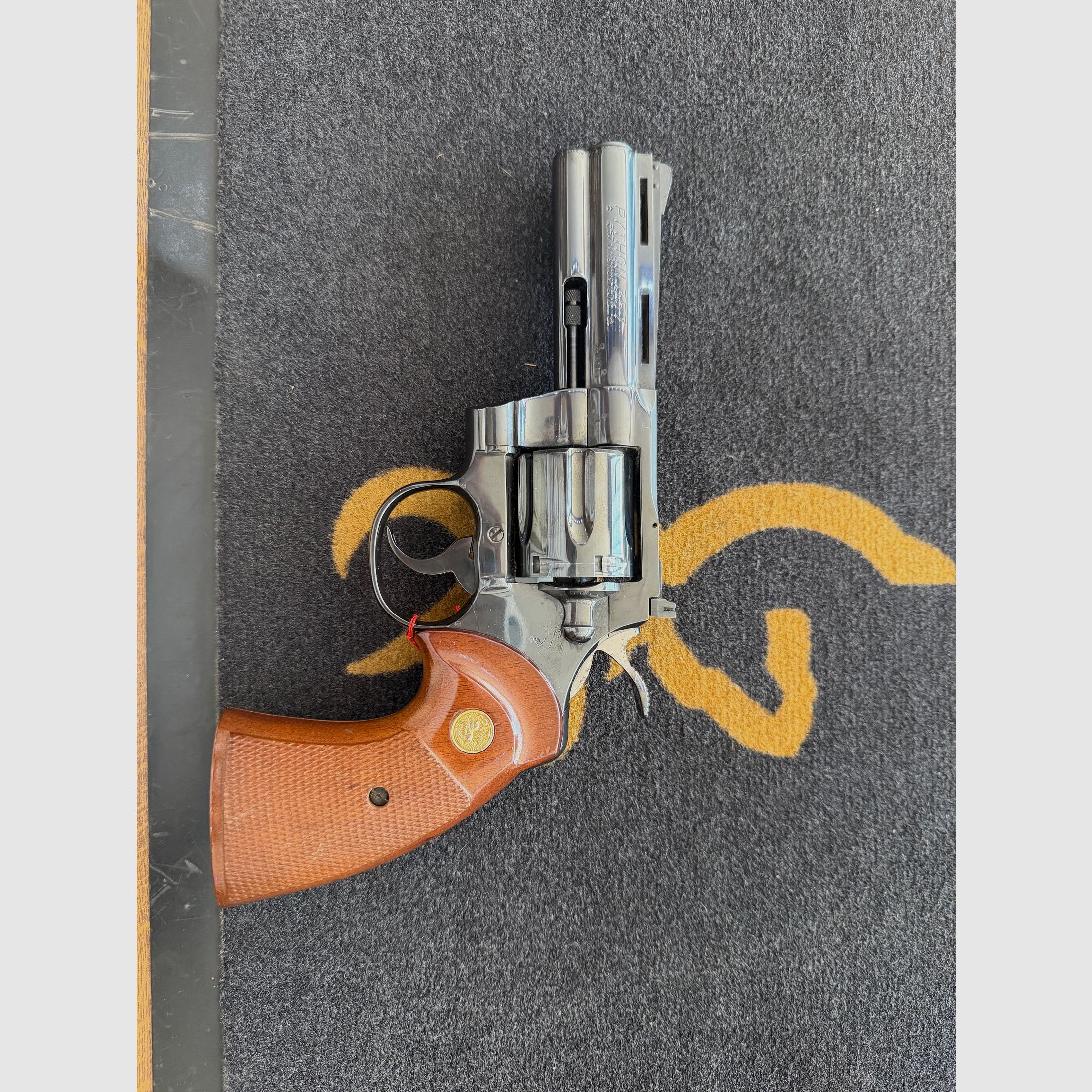 Revolver Colt Python blue 4, image 1 sur 8