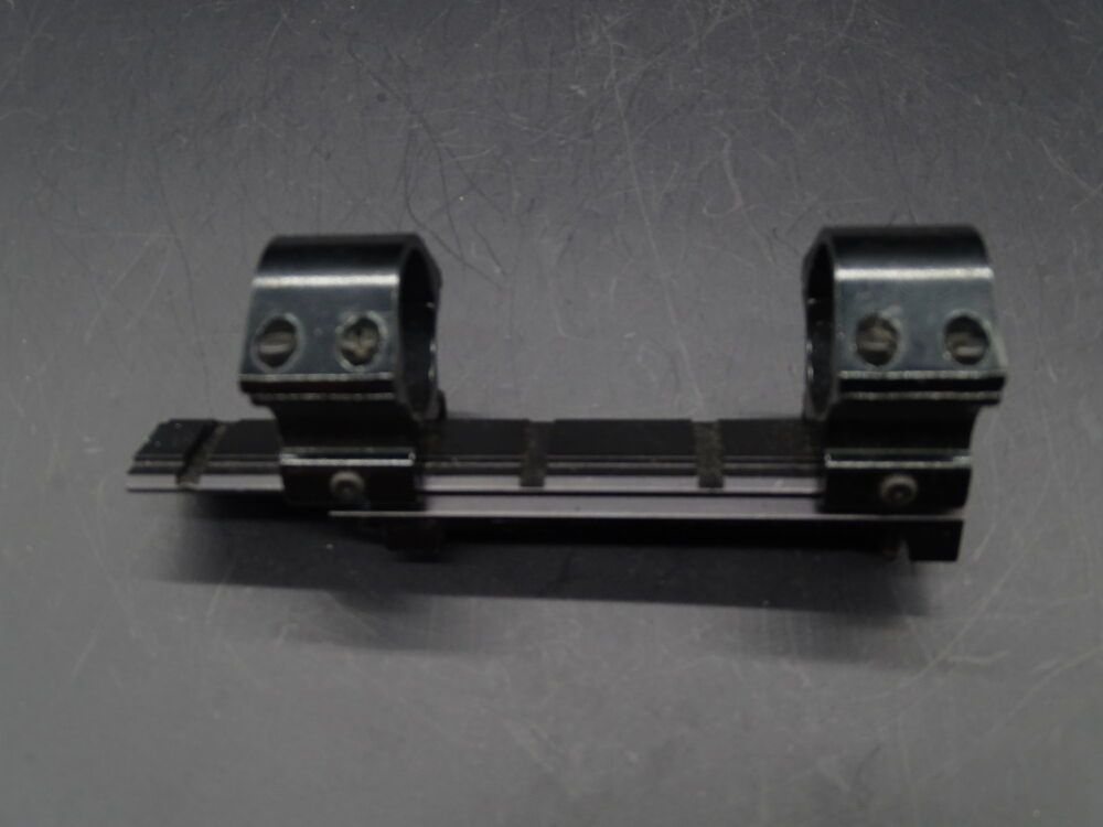 Riel de montaje de tejido con un soporte que no puedo identificar.