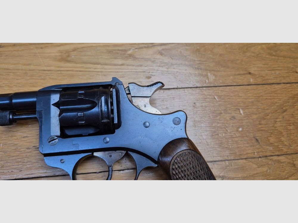 Mooie dienstrevolver model 1892 – Gewoon maar mythisch – Hoogtepunt van de dienstrevolver Made in France – Kaliber 8mm92 – Mono-nummer – Wapen uit 1910 – Mooie mechaniek – Mooie loop – Holster model 1915 uit de Grote Oorlog – TBE +, afbeelding 24 van 31