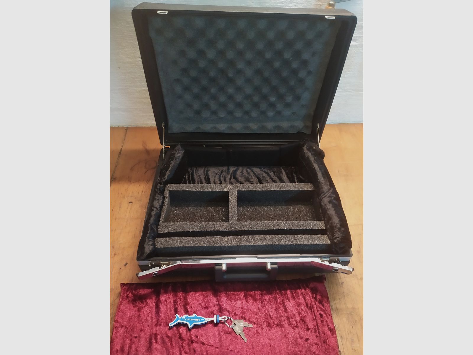 Various accessories & parts: 1911 stainless steel parts, Ruger scope mount, 4x20 scope, 4.5mm BB Glock, G3-Rem870-STR stocks, several gun cases