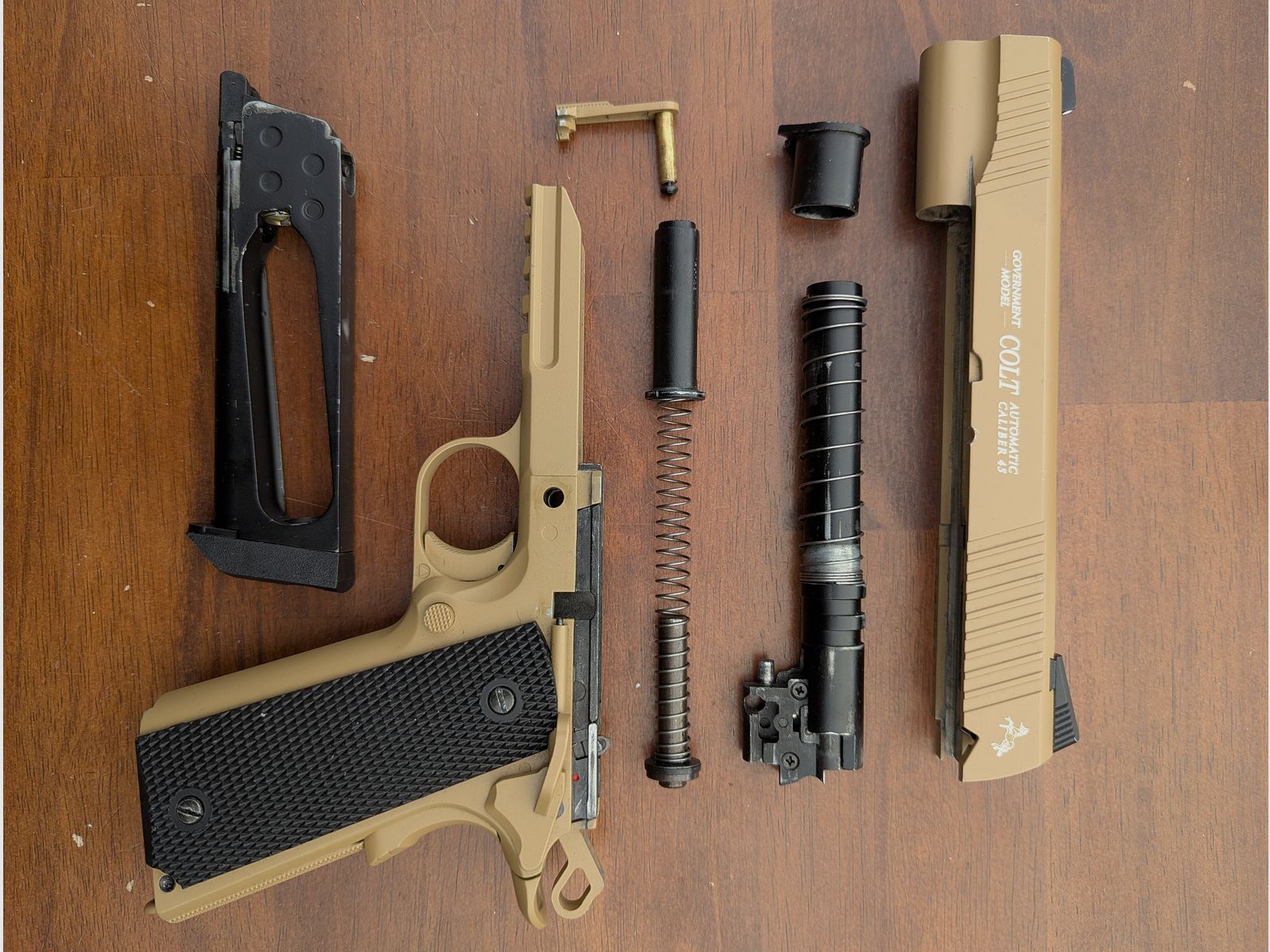 Colt M45 CQBP / 4,5mm BB/ Tan Beige / Luftpistole CO2 mit Zubehör 