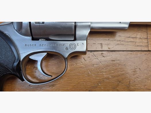 Sehr schöner Revolver Sturm Ruger Security-Six — Kal. .357 Magnum — Weniger verbreitete Edelstahl-Finish in sechs Zoll — Waffe aus Ende 1981 / Anfang 1982 — Immer noch die beste Zeit von Bill Ruger — Sehr sehr schöner physischer Zustand des ästhetischen und mechanischen Athleten! — Pachmayr-Griffschalen — Spiegel-Lauf — Ein Klassiker, der in Edelstahl und in sechs Zoll selten geworden ist — TBE+ / TBE++