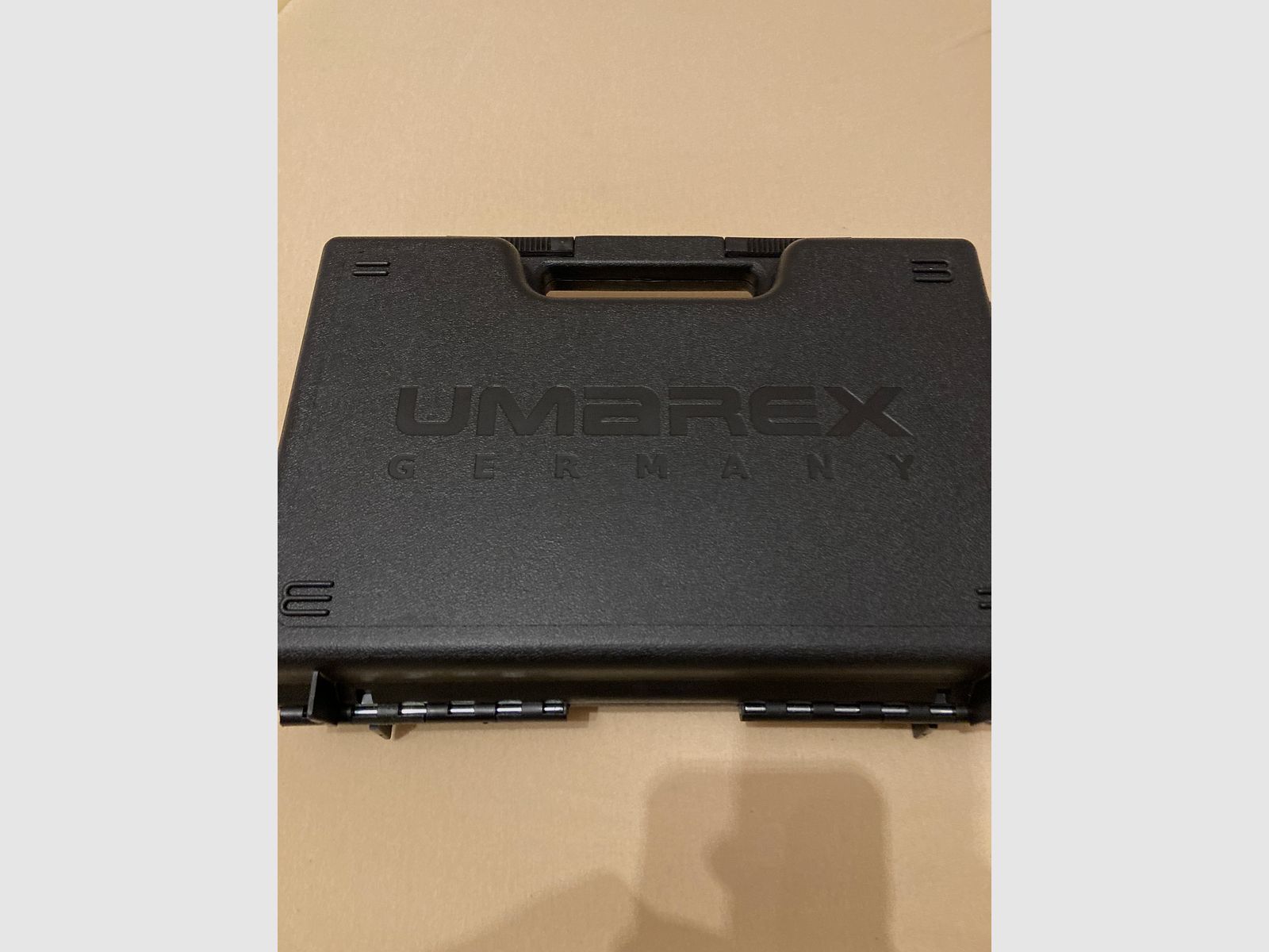 Glock 17 Gen5 mit zwei Magazinen und Holster