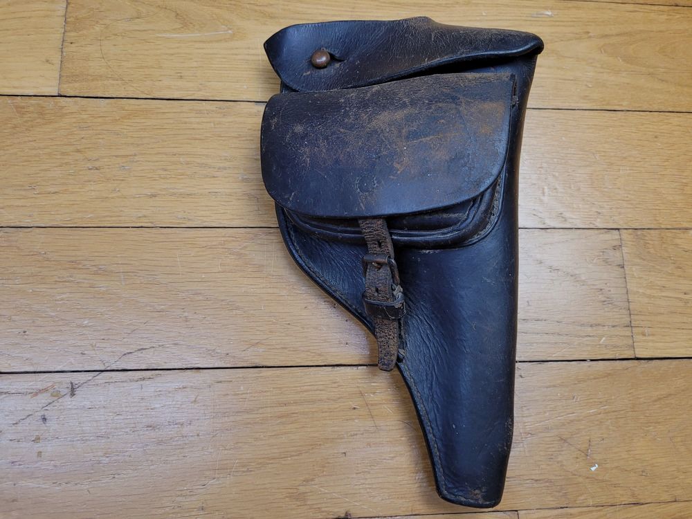 Sehr schöner Reichsrevolver 1883 – Kal. 10,4 original – Herstellung Erfurt von 1893 – Schöne reguläre Stempel – 80% seiner ursprünglichen glänzenden Brünierung – Wunderschöner Lauf und Kammern – Waffe mit einer Matrikelnummer – Seltenes originales Schneider Briegl-Futteral – TBE+, Bild 22 von 27