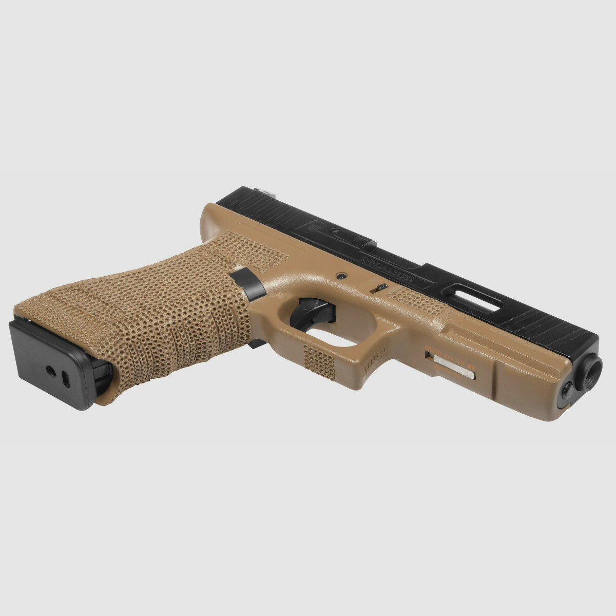 P02 GBB Airsoft Pistole in Tan | Delta Armory