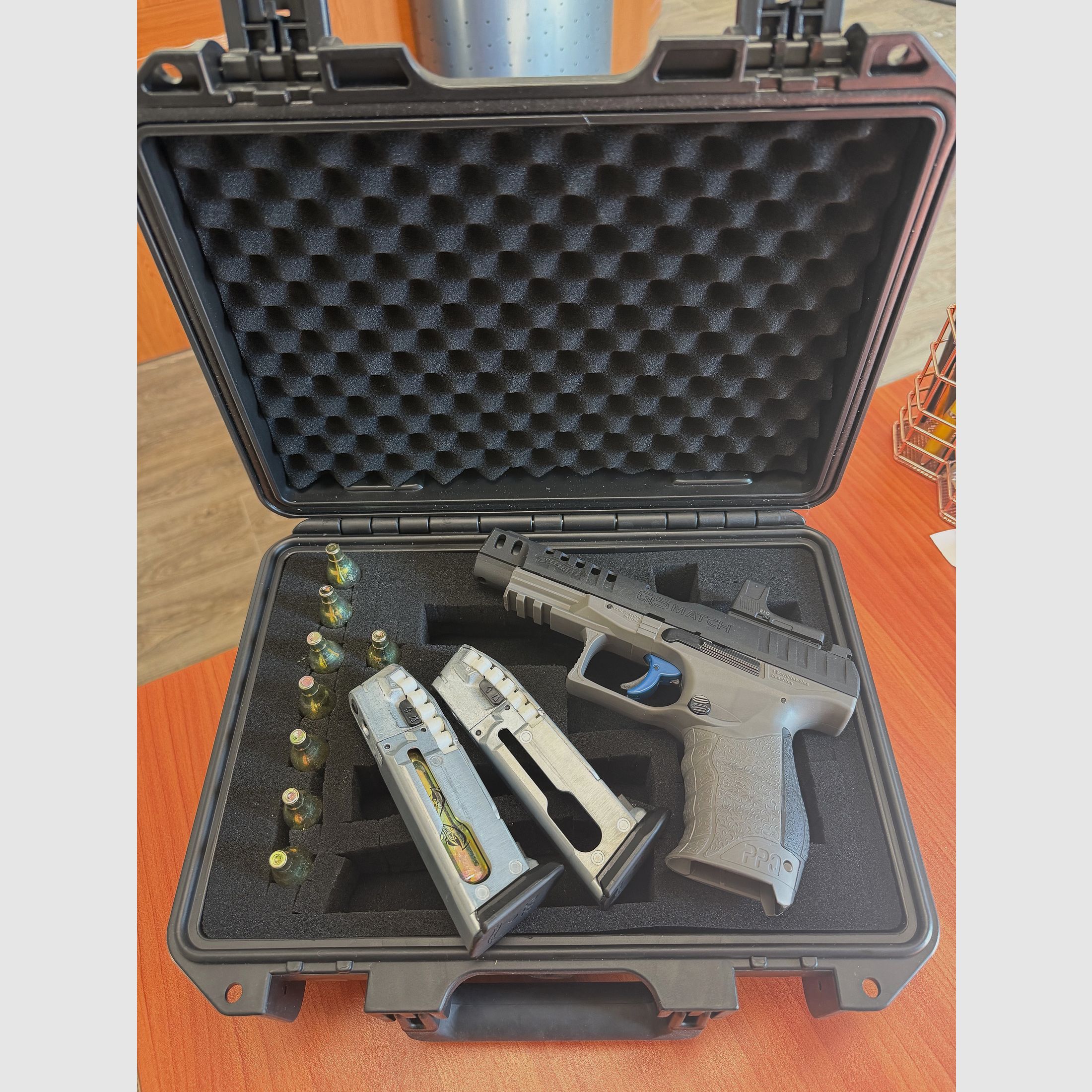 Umarex Walther Q5 Match Combo 4.5mm (.177), Diabolo, CO2 with RED DOT