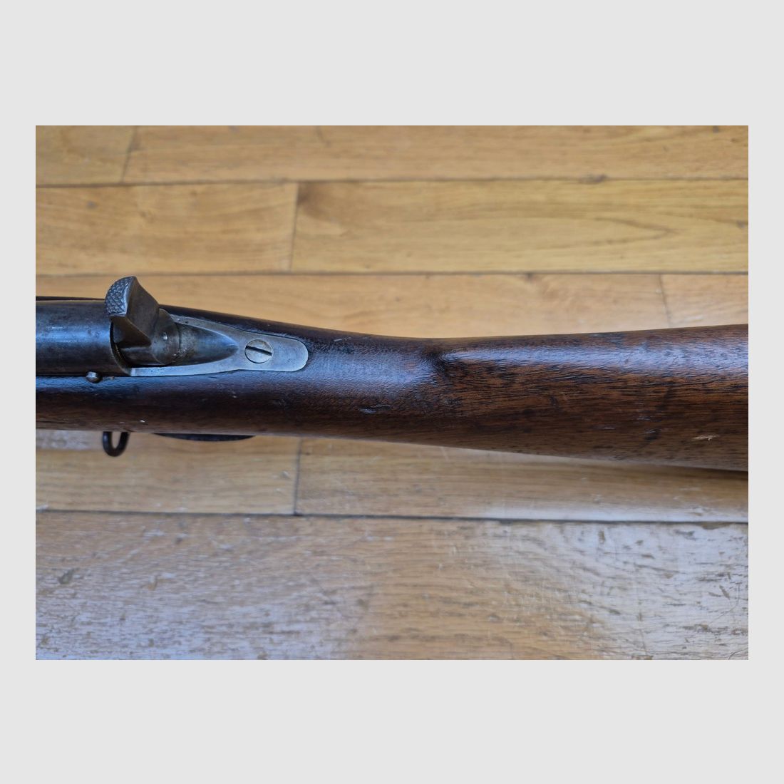 Nieodnaleziony rosyjski karabin regulacyjny Berdan Nr. 1 Model 1868 – Kal. 4,2 Linii – Ekstremalnie rzadkie wyprodukowane przez Colt Hartford w latach 1869/70 – Tylko 30 000 broni – Punkt wyjścia dla całego nowoczesnego uzbrojenia rosyjskiego – Orzechowe drewno TBE – Doskonała nienauszona mechanika – Piękne brązowienie i marmoryzacja w zamku – Wspaniały luf – Doskonały stan ogólny – Jedna z największych rzadkości regulacyjnego uzbrojenia XIX wieku – TBE++!, zdjęcie 19 z 39