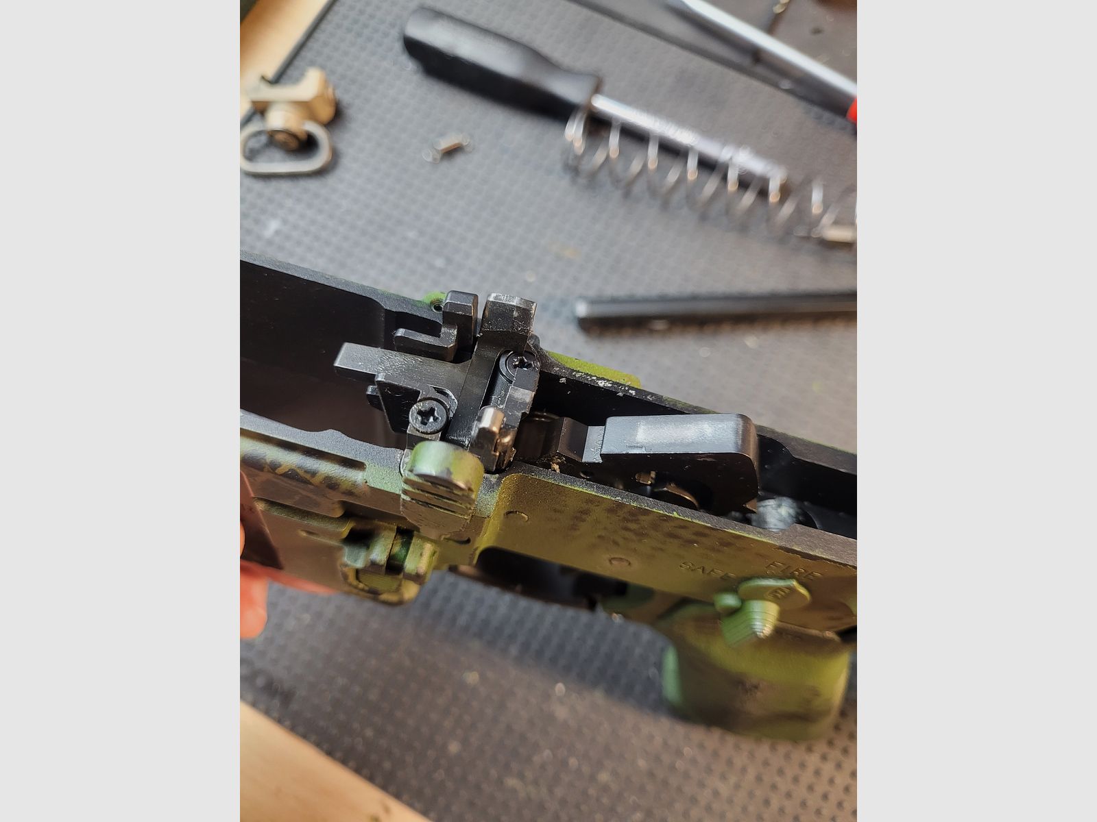 VFC SR25 ECC inkl. Firefield Shortdot, 4 Ersatzmagazinen mit Magpuls (Original) und AN/PEQ 15 Dummybox.