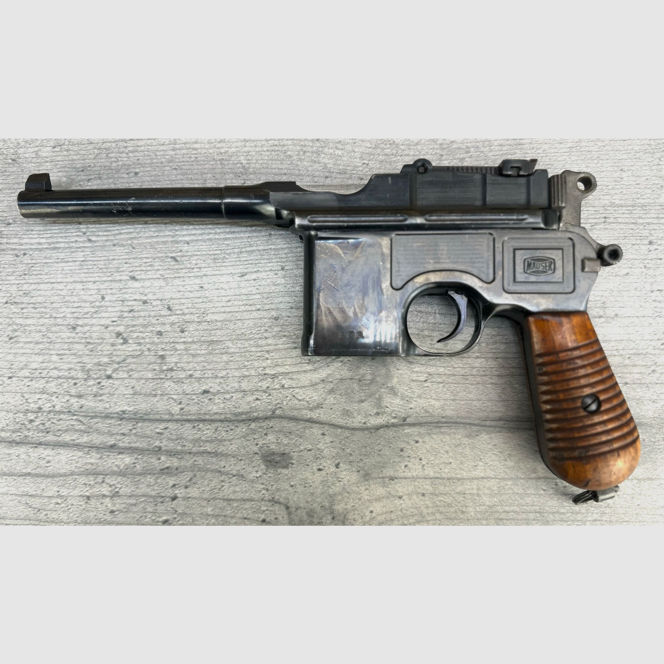 Mauser C96 + Holzschulterstütze + Lederholster + 1 Ladestreifen + Reinigungsstab