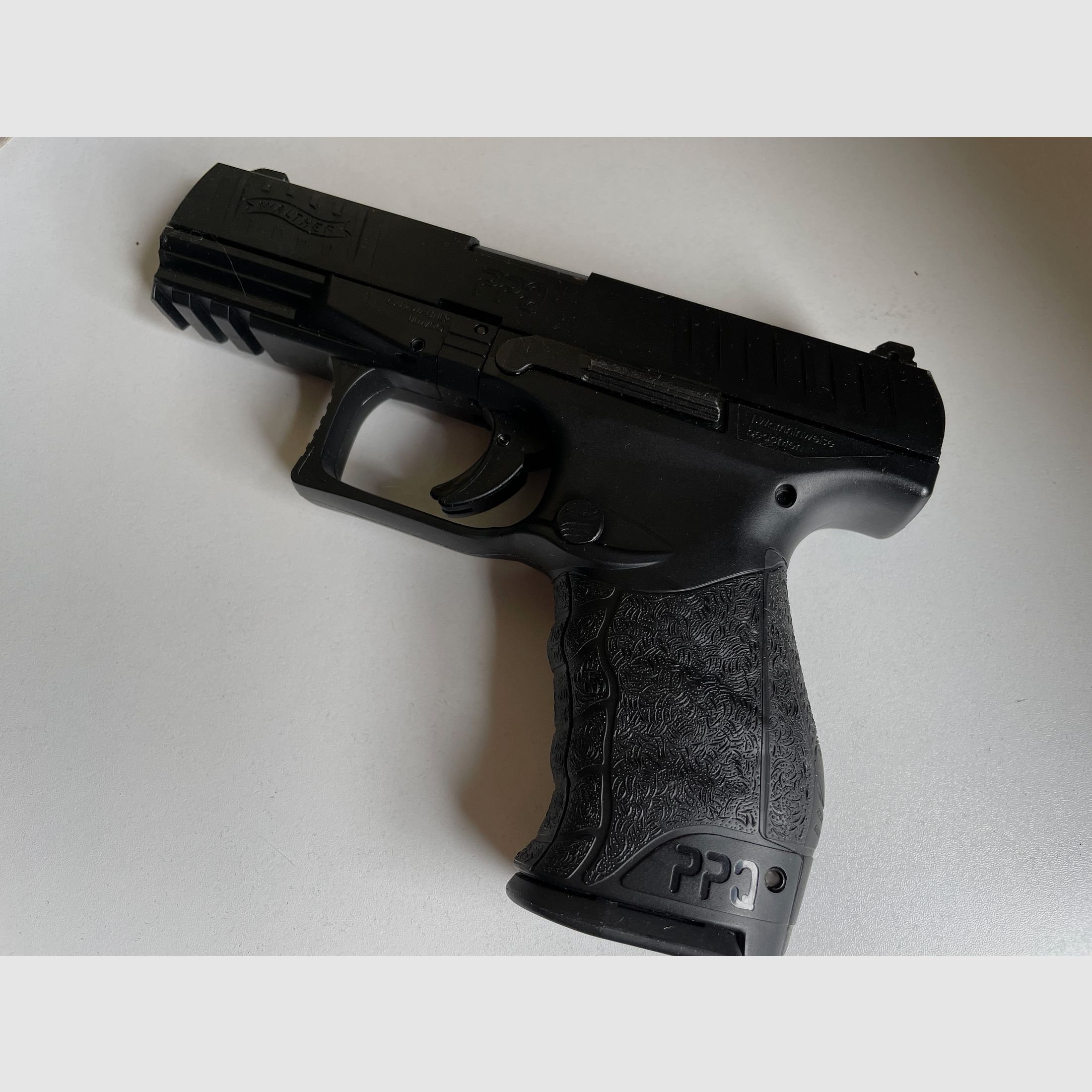 Walther PPQ Airsoft mit zwei Magazinen und Holster