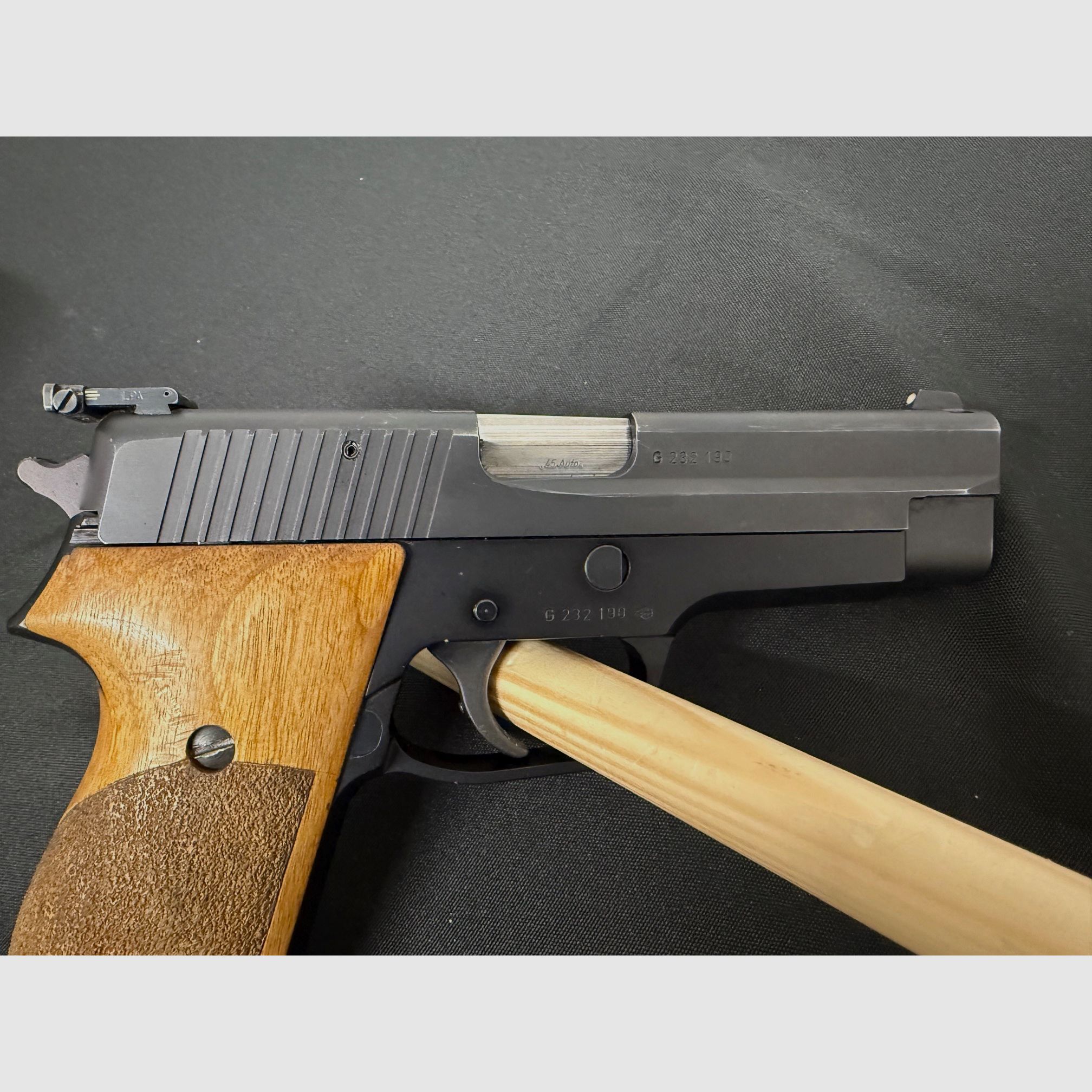 SIG Sauer P220 calibre .45 ACP pistola semiautomática arma de tiro de remate visor micrométrico incl. funda de cuero Sickinger