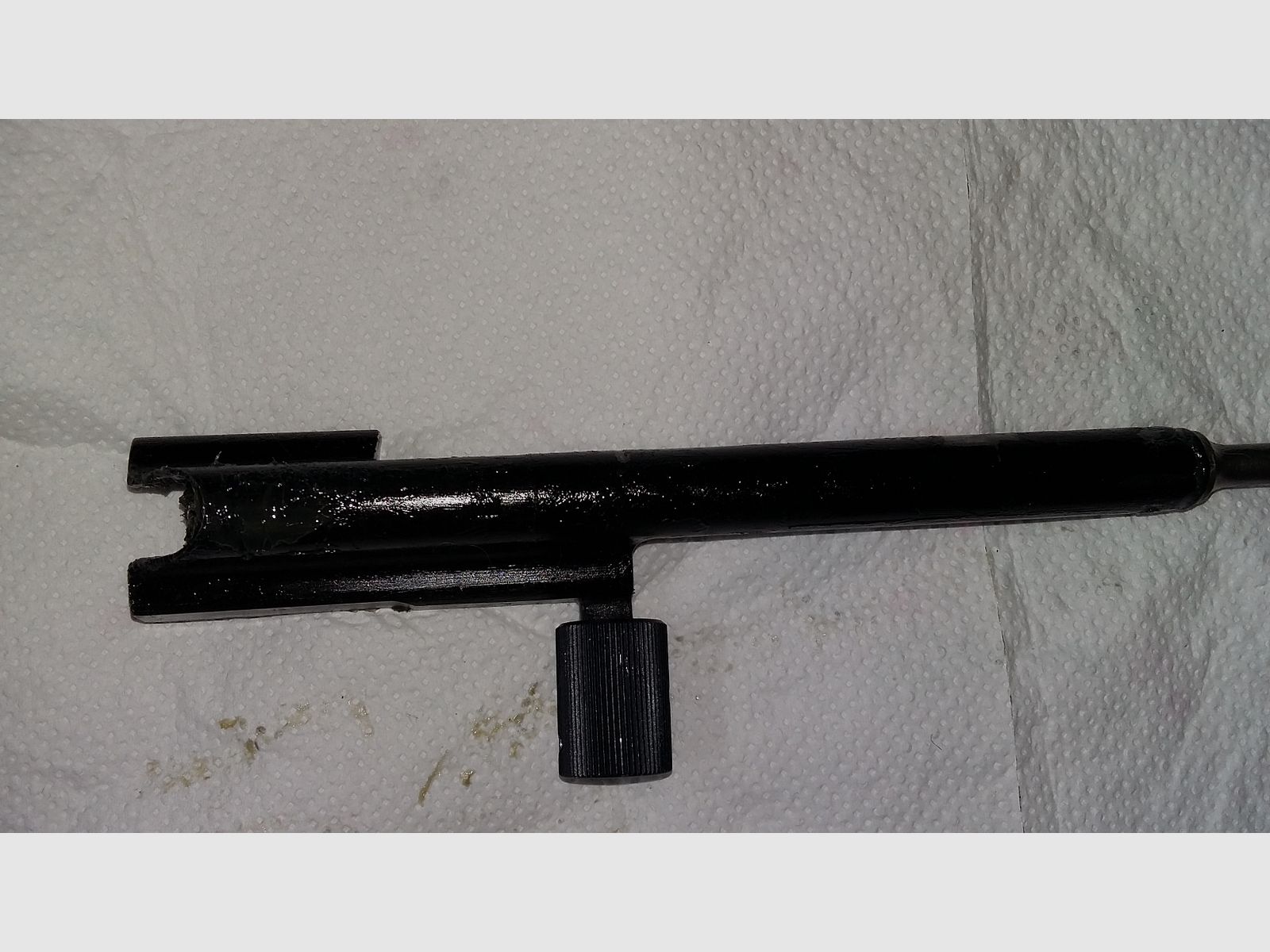 Modifizierter Original Izhmash Yunker 3 AK74 Deko Verschlussträger/Boltcarrier mit echtem Gaskolben und einem Zenitco style extended charginghandle. TAGS: AK47, AKM, Kalasch, Russland