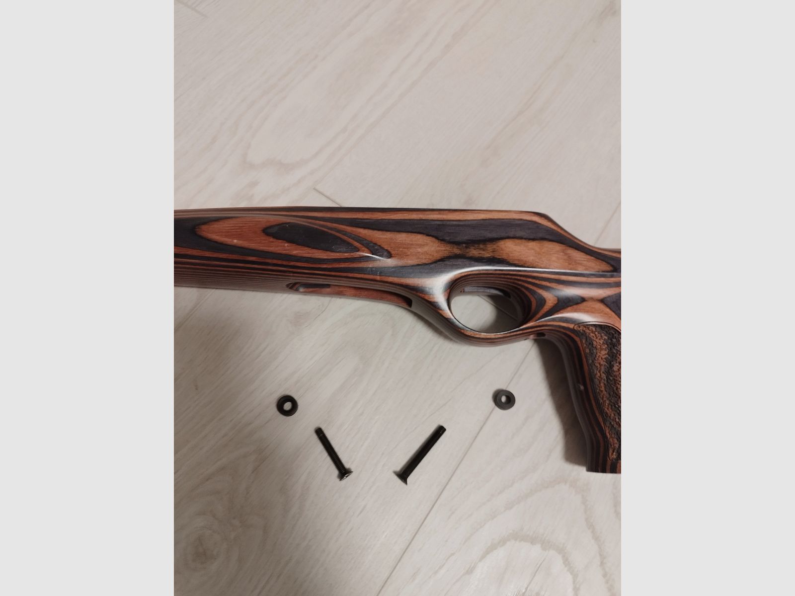 Original CZ457 Holzschaft Thumbhole con espaciadores modulares