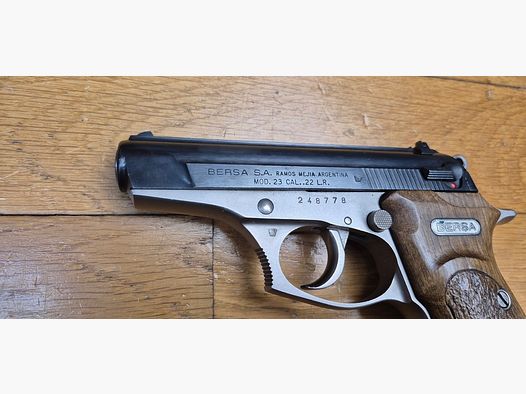 Beau pistolet argentin Bersa Modèle 23 – Gaucho des Pampas et des chaudes boites de nuit de Cordoba – Le petit argentin en cal. 22LR qui impressionne les américains – 100% acier – Léger et très précis – Excellente esthétique et mécanique – Canon miroir – Très belle arme en TBE++