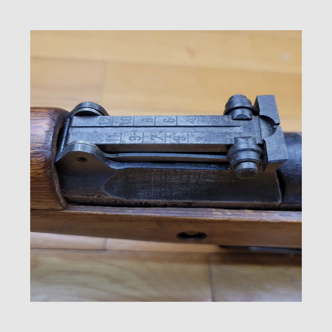 Très beau et très rare fusil semi automatique allemand Walther G43 – Rare production par « bcd » de mai/juillet 1944 pour la SS – Arme monomatricule – beaux poinçons « aigle étoile » et Saint-Etienne – beau bois – Arme « mythique » de la 2 WW – TBE ++, image 25 sur 37
