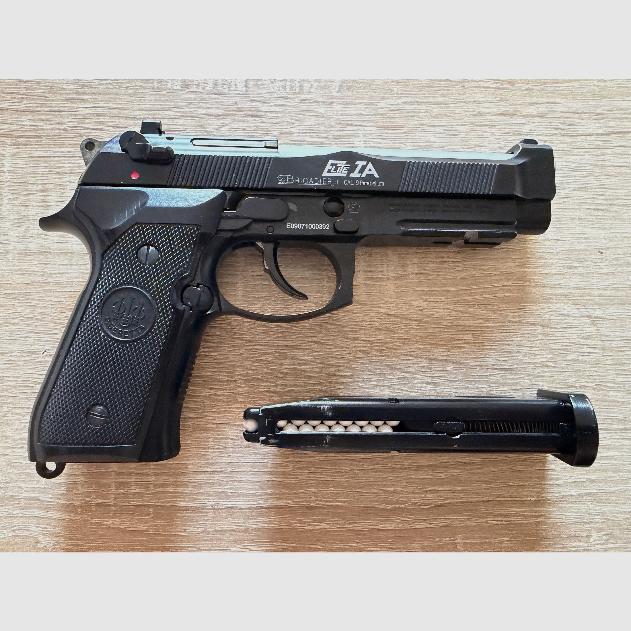 Pistolet airsoftowy KJW Beretta M9A1 z magazynkiem gazowym