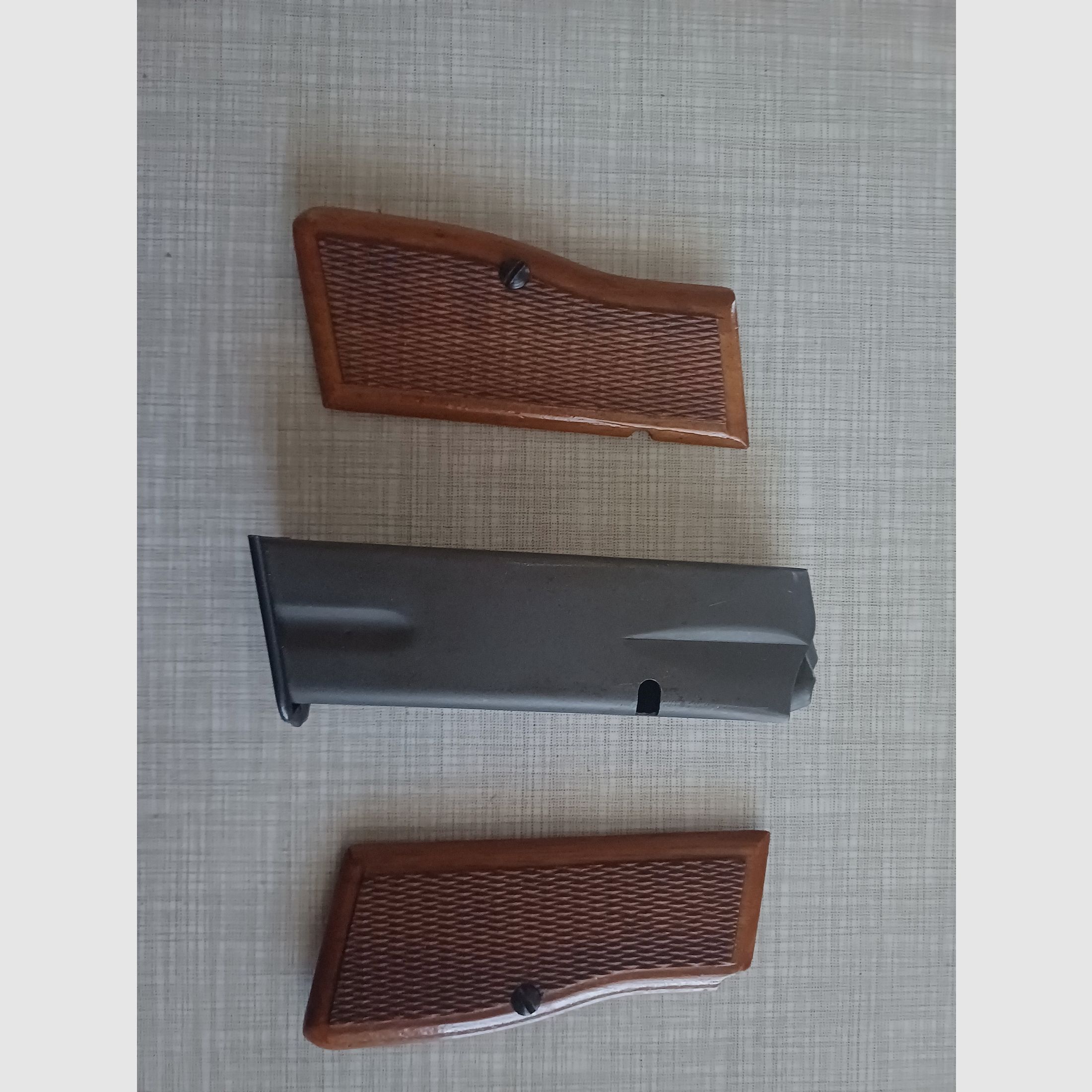 Pistolet hongrois 9mmLuger similaire au FN High Power, image 3 sur 3