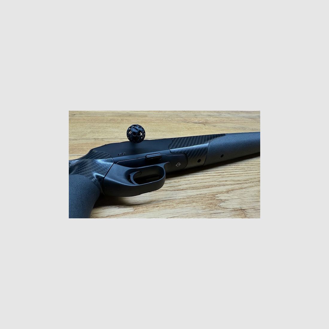 Blaser R8 Carbon / Elastomer / Atzl-Abzug / gekürzter Lauf / Mündungsgewinde / Logo schwarz glänzend / Vorderschaftabschluss carboniert